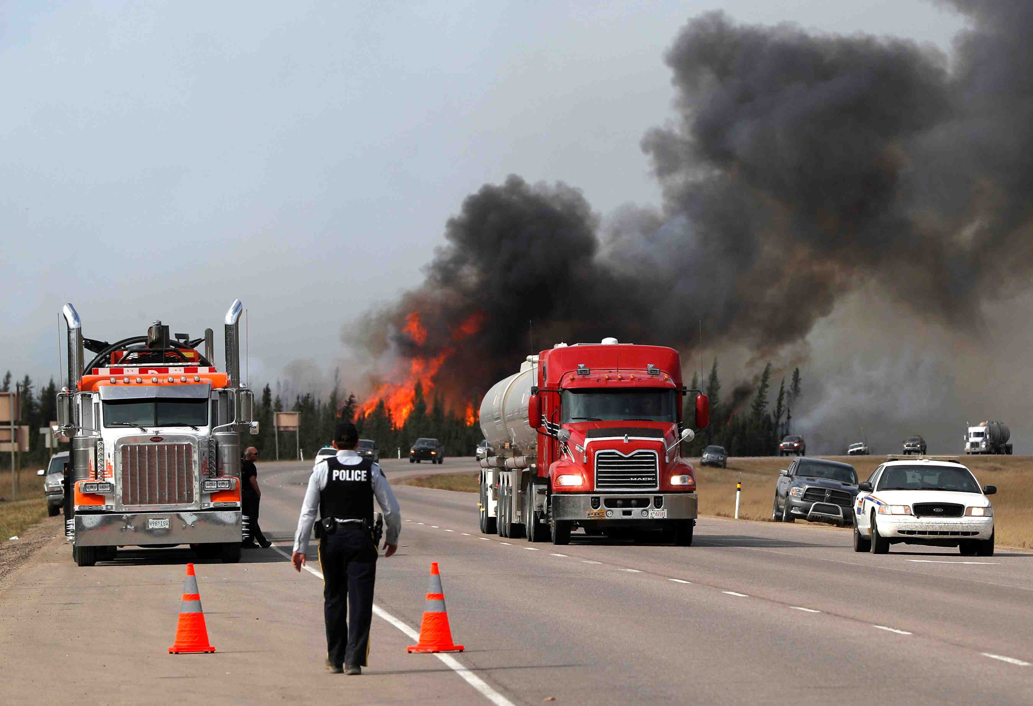 L'incendie continue de faire rage en alberta
