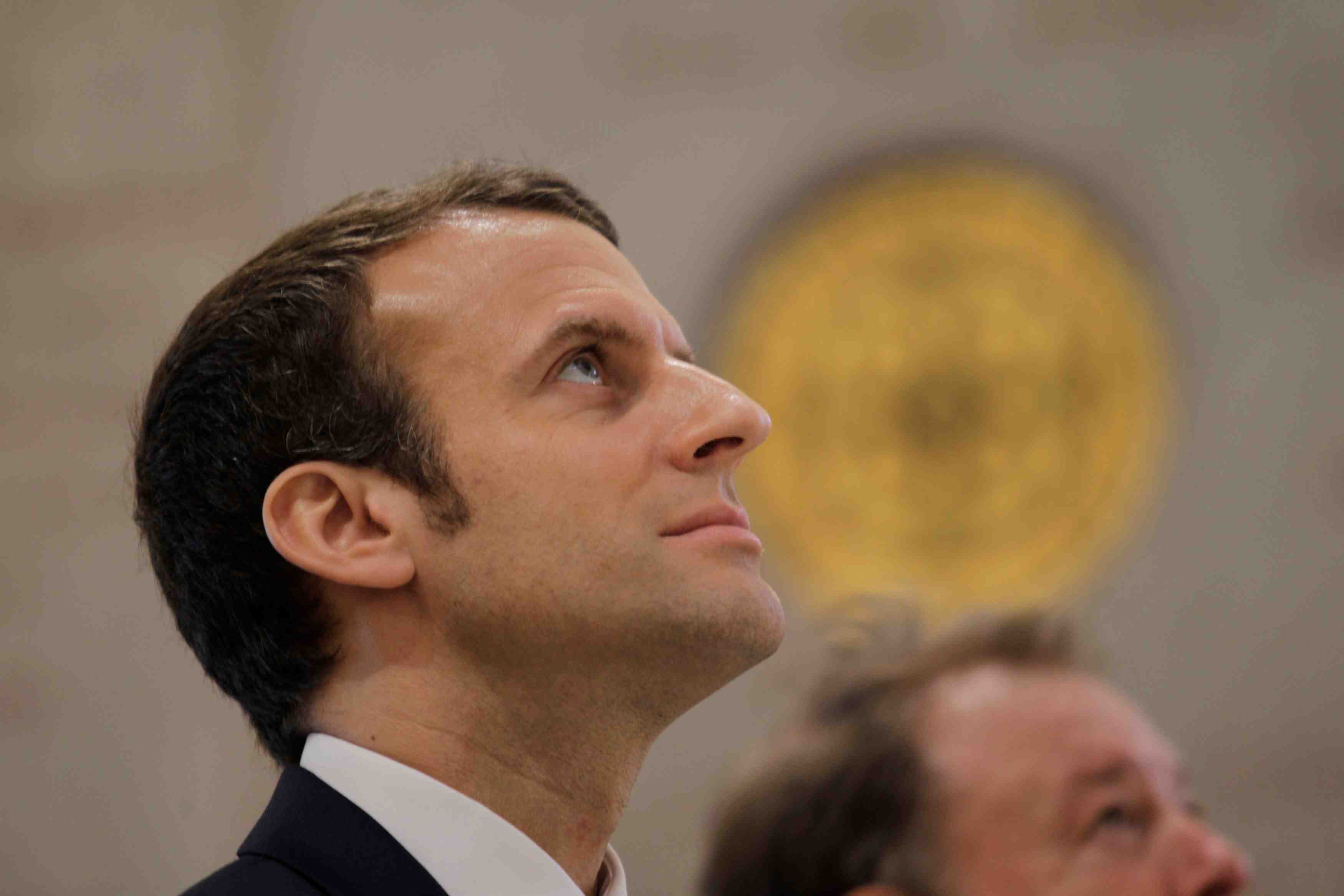 Fillon et macron toujours au coude-a-coude au premier tour