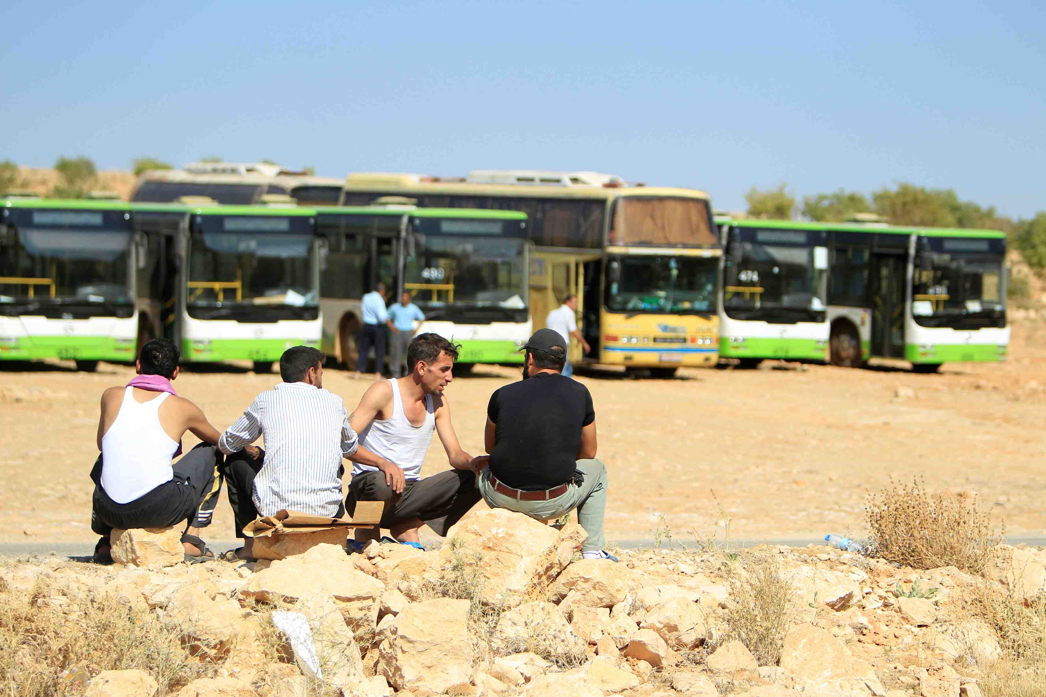 Evacuation de rebelles syriens de la frontiere libanaise