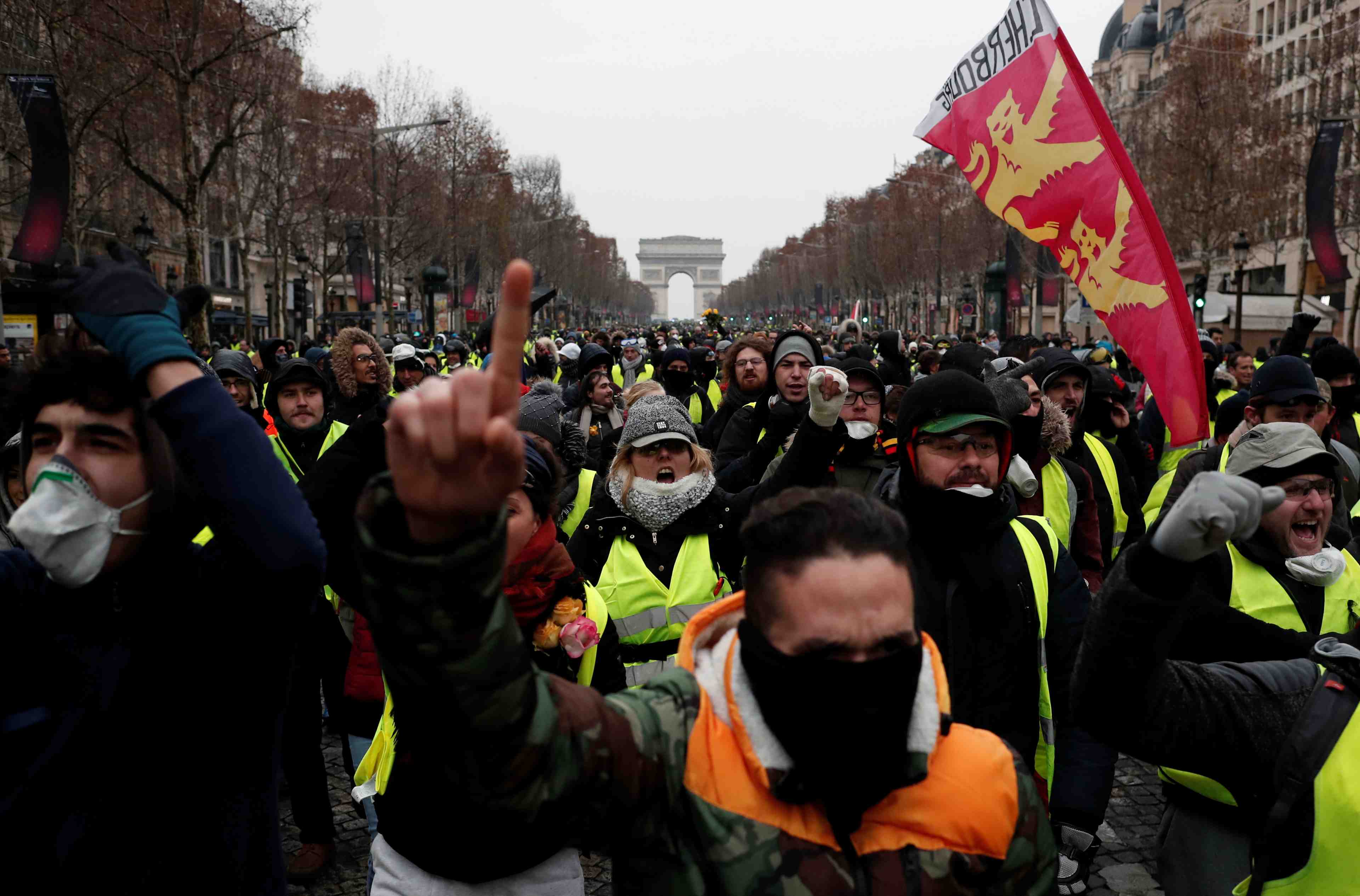 Gilets jaunes: interpellations apres des tentatives de blocage de depots petroliers