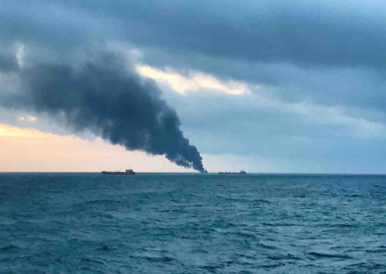 Deux navires prennent feu dans le detroit de kertch, au moins dix morts