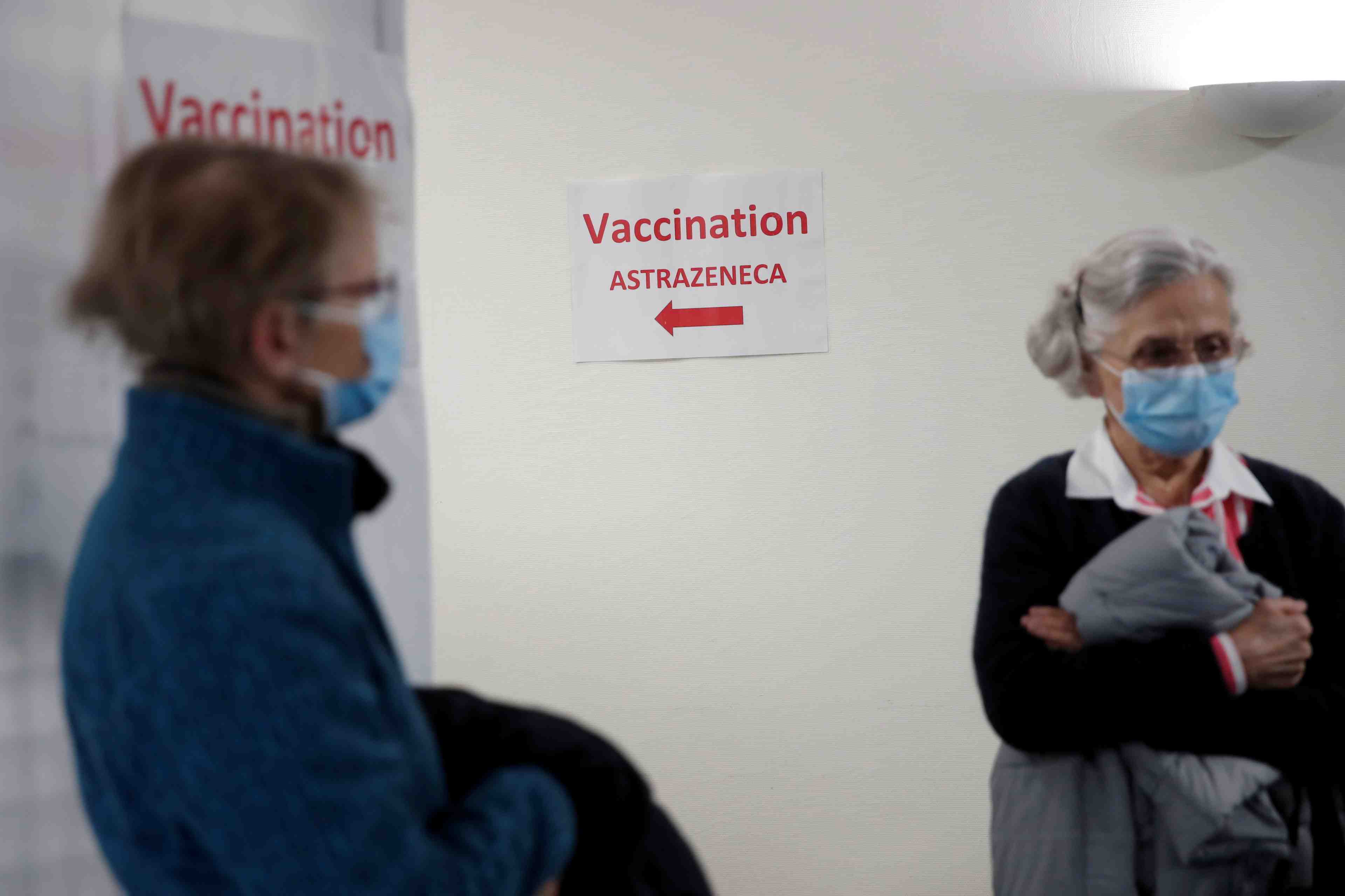 Coronavirus: pas lieu de suspendre la vaccination par astrazeneca en france, dit veran