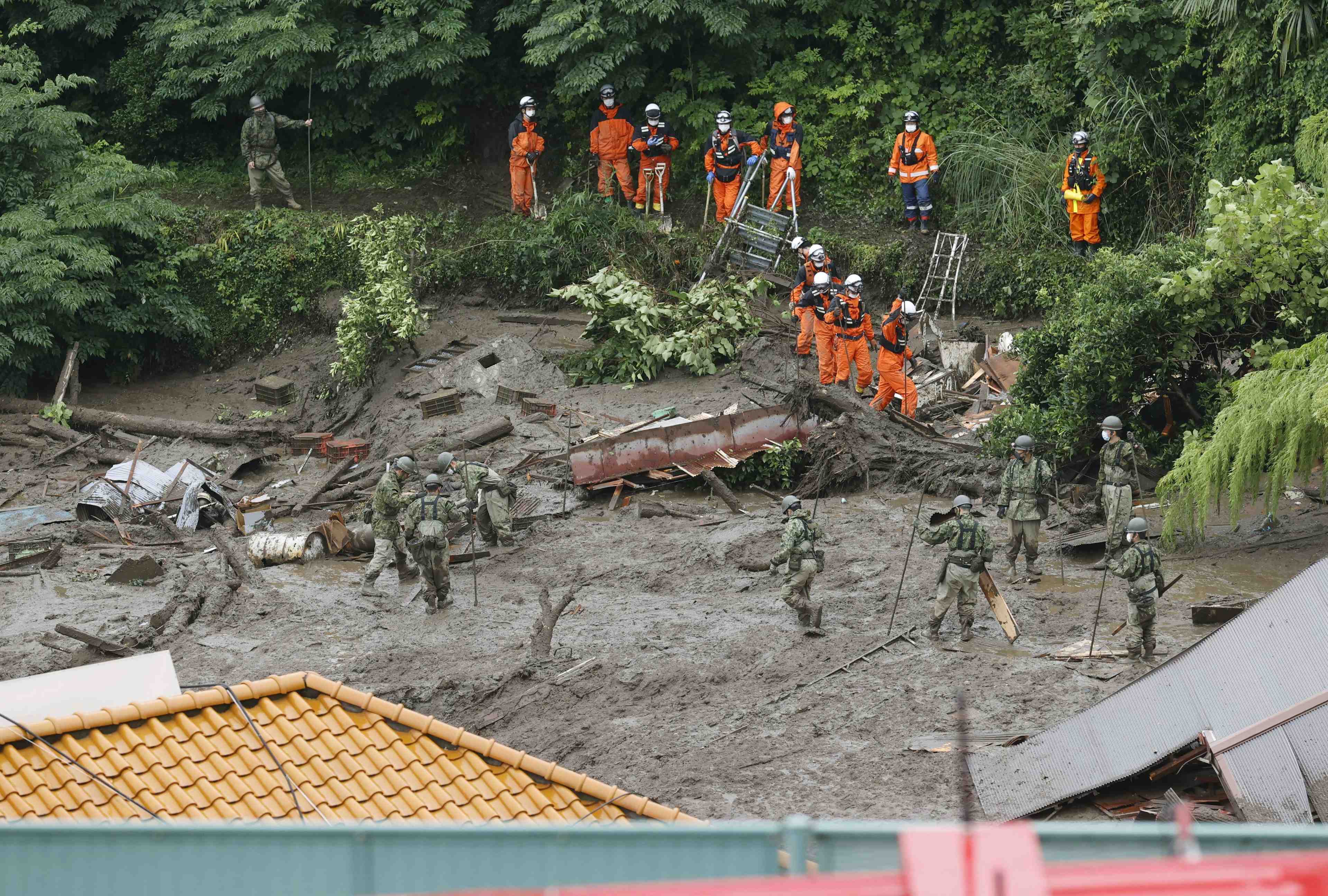 Le japon continue de rechercher des survivants apres des glissements de terrain