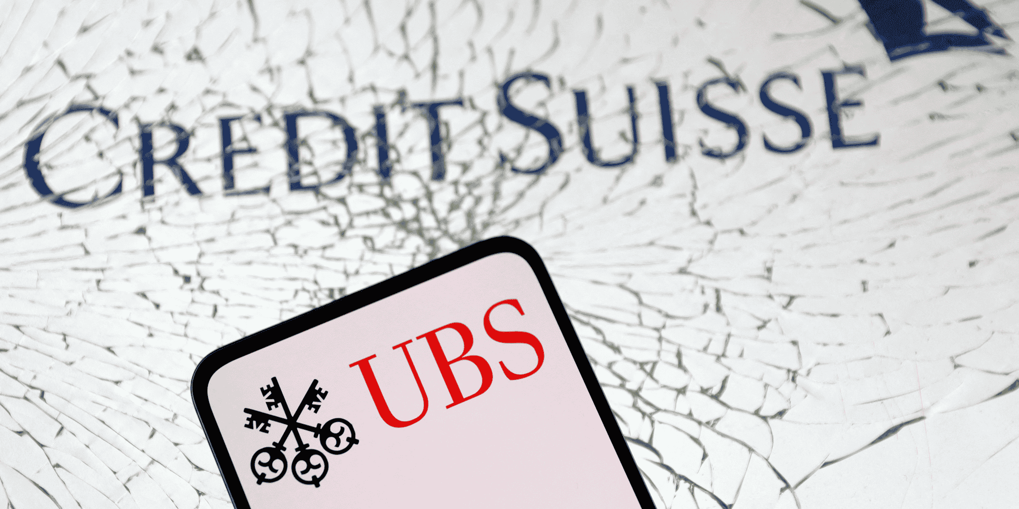 Illustration montre les logos ubs et credit suisse
