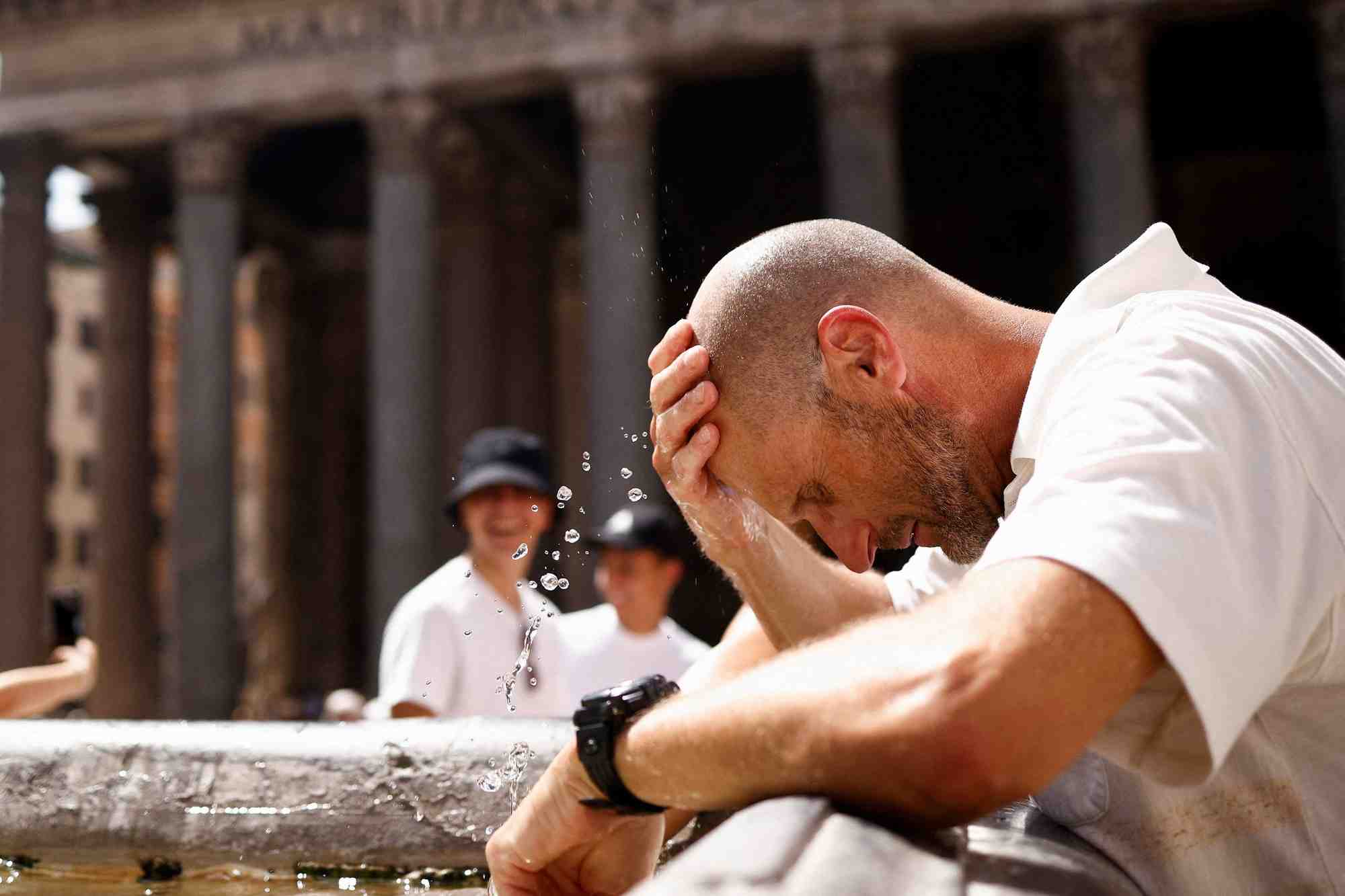 Un ressortissant canadien se rafraichit a une fontaine pres du pantheon, a rome, en italie