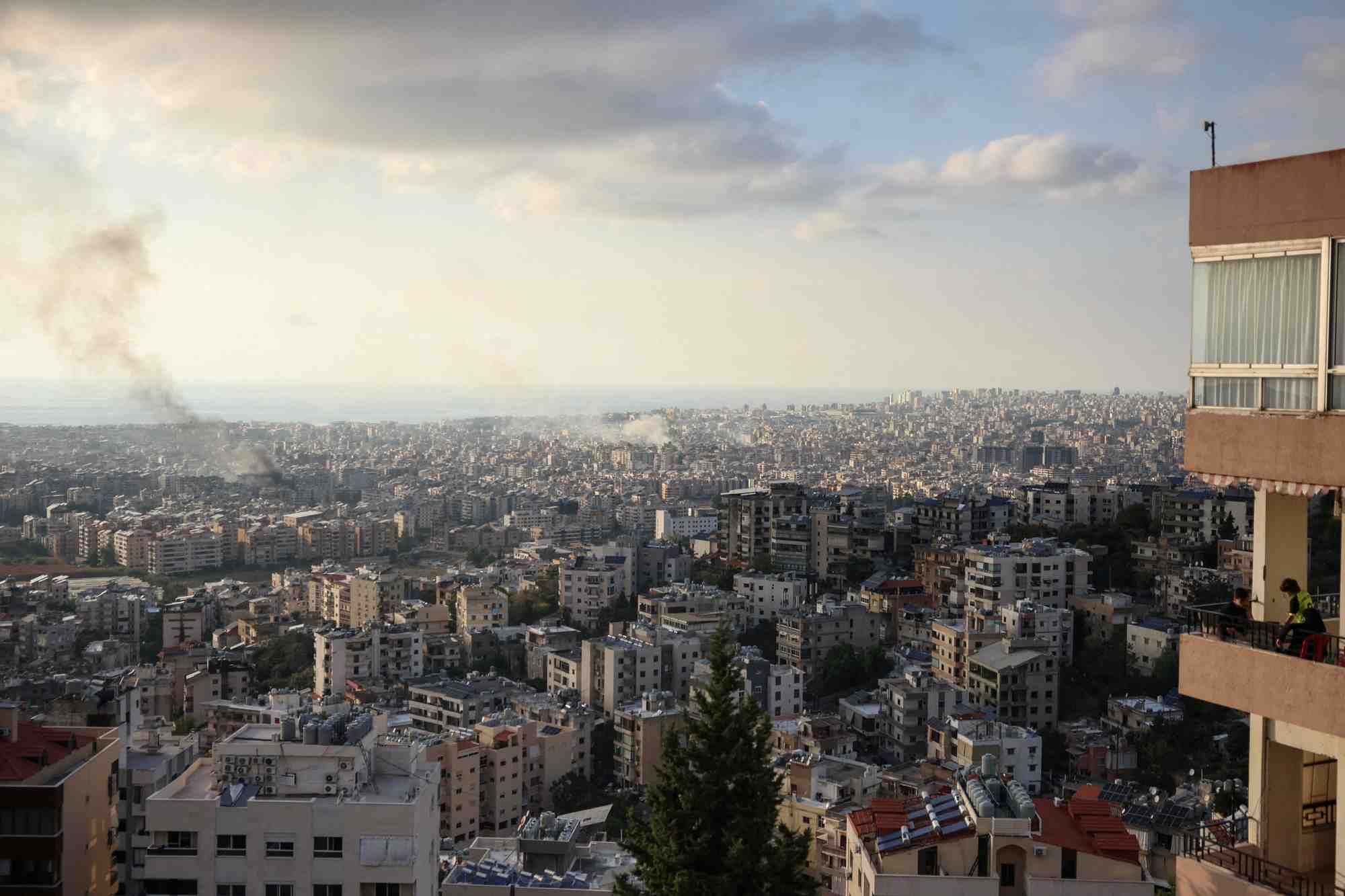 De la fumee s'eleve sur plusieurs zones dans la banlieue sud de beyrouth, en plein conflit en cours entre le hezbollah et les forces israeliennes, comme on peut le voir depuis baabda, beyrouth, liban