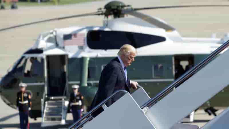 Trump en tournee au long cours pour fuir l'orage a washington