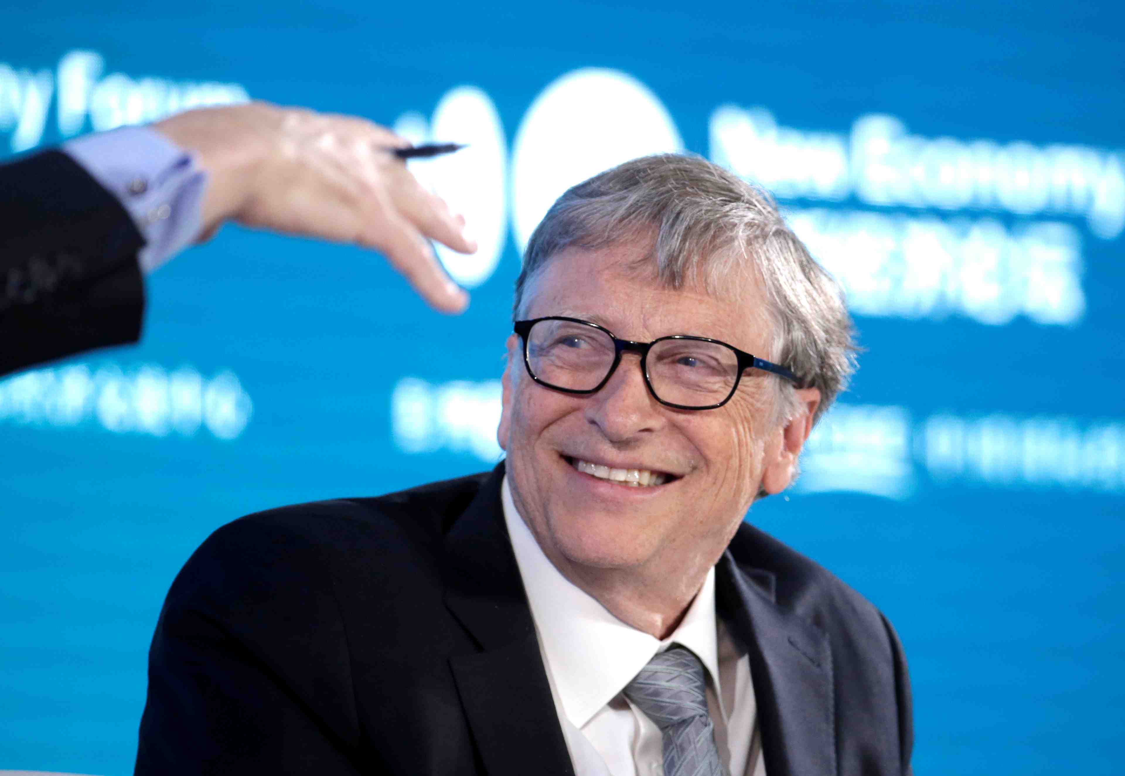 "folles" et "diaboliques": bill gates s'etonne des theories du complot a son sujet