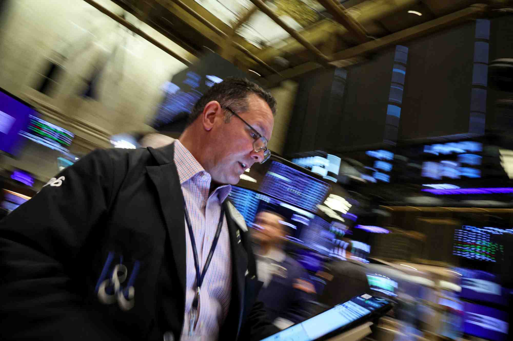 Des traders travaillent a la bourse de new york