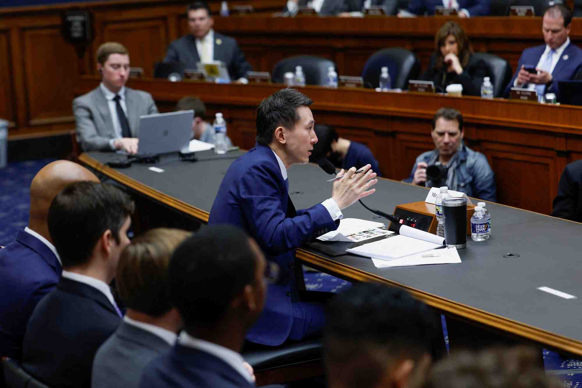 Le directeur general de tiktok, shou zi chew, temoigne devant la commission de l'energie et du commerce de la chambre des representants, a washington.