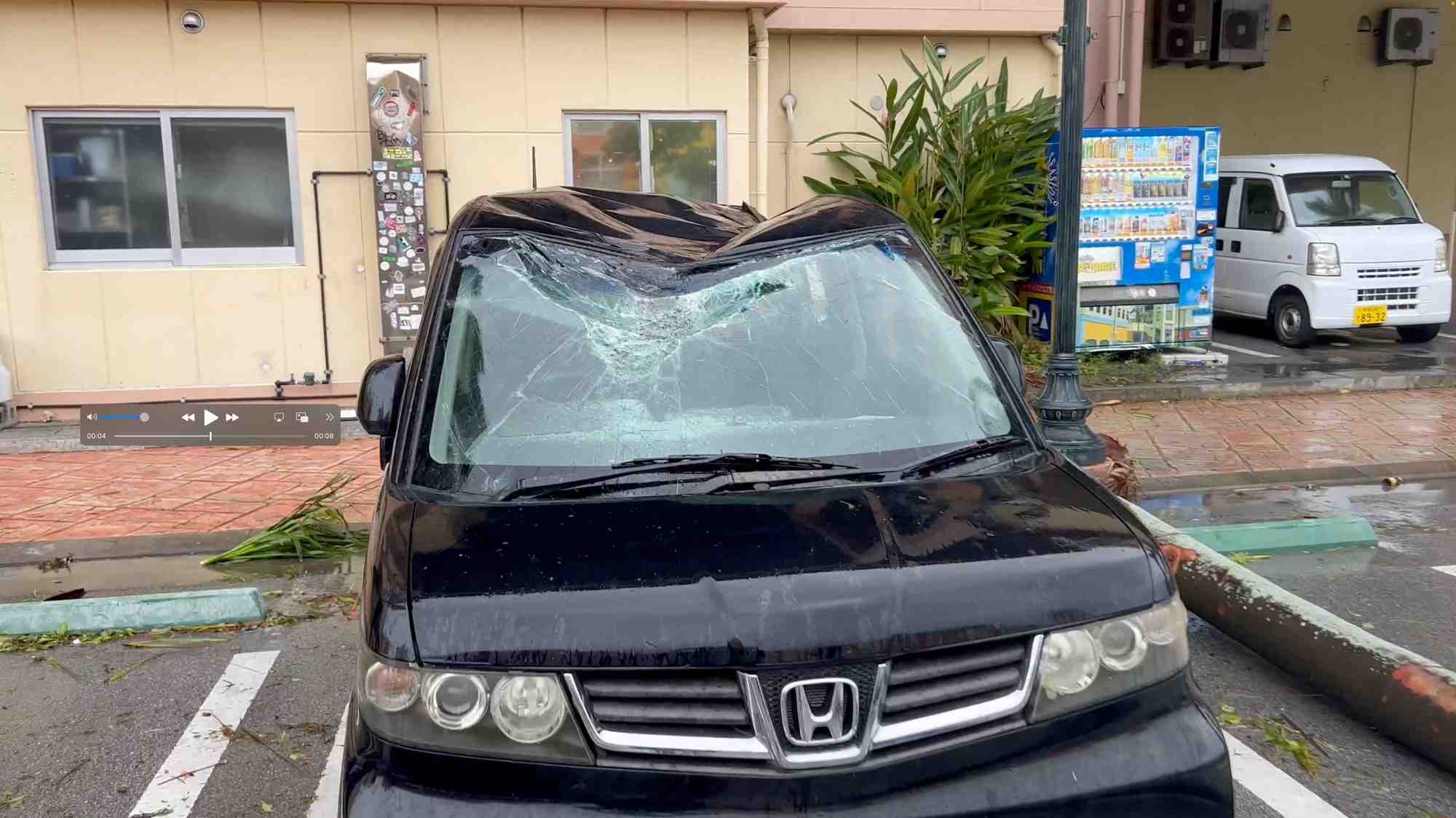 Photo d'une voiture endommagee par le typhon khanun