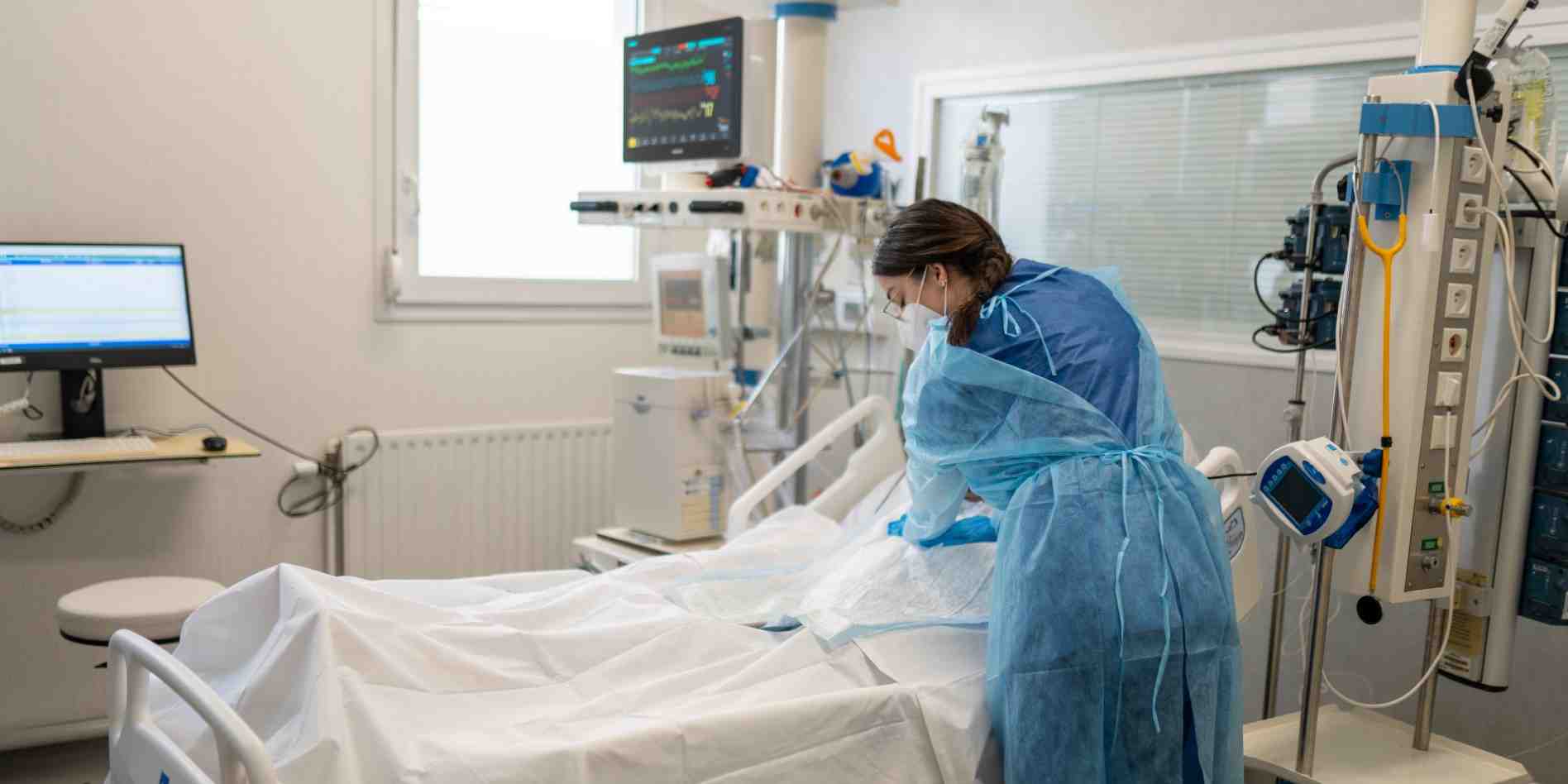 Le Premier ministre propose la création d'un « programme Hippocrate » où les internes, français et étrangers s'engagent volontairement à exercer dans les territoires qui manquent le plus de médecins.