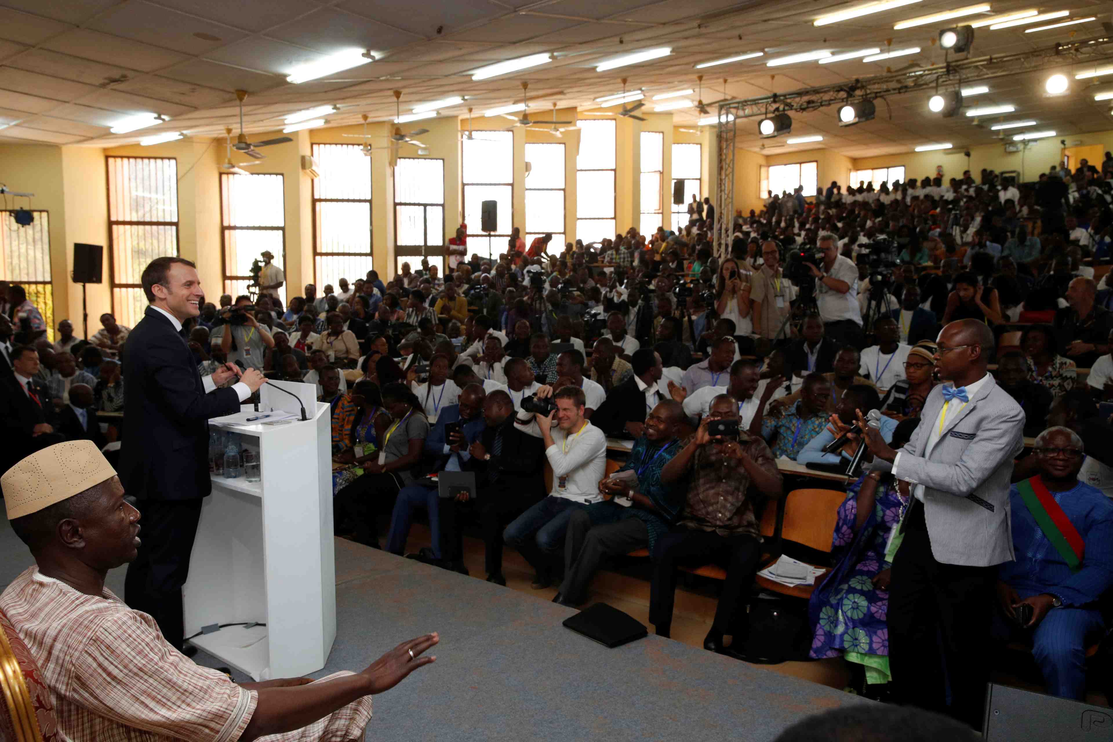Macron juge "ridicule" la polemique sur son attitude avec kabore