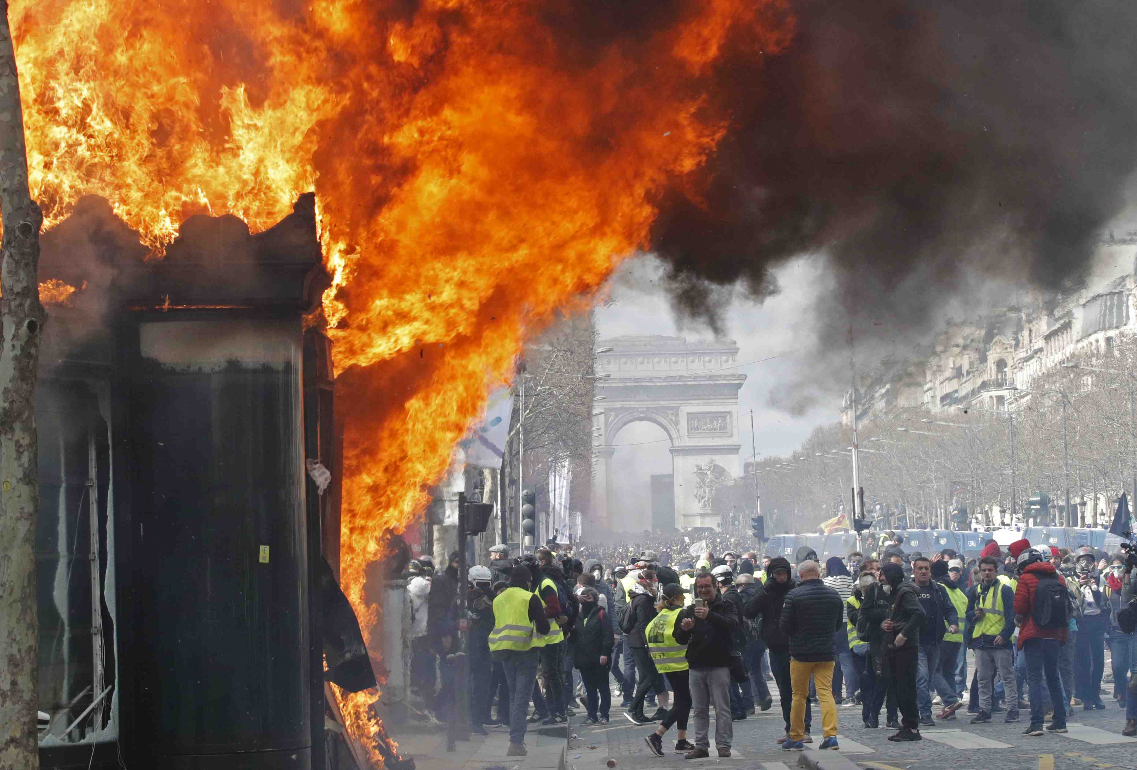 "gilet jaunes": des vetements voles aux champs-elysees retrouves a bergerac