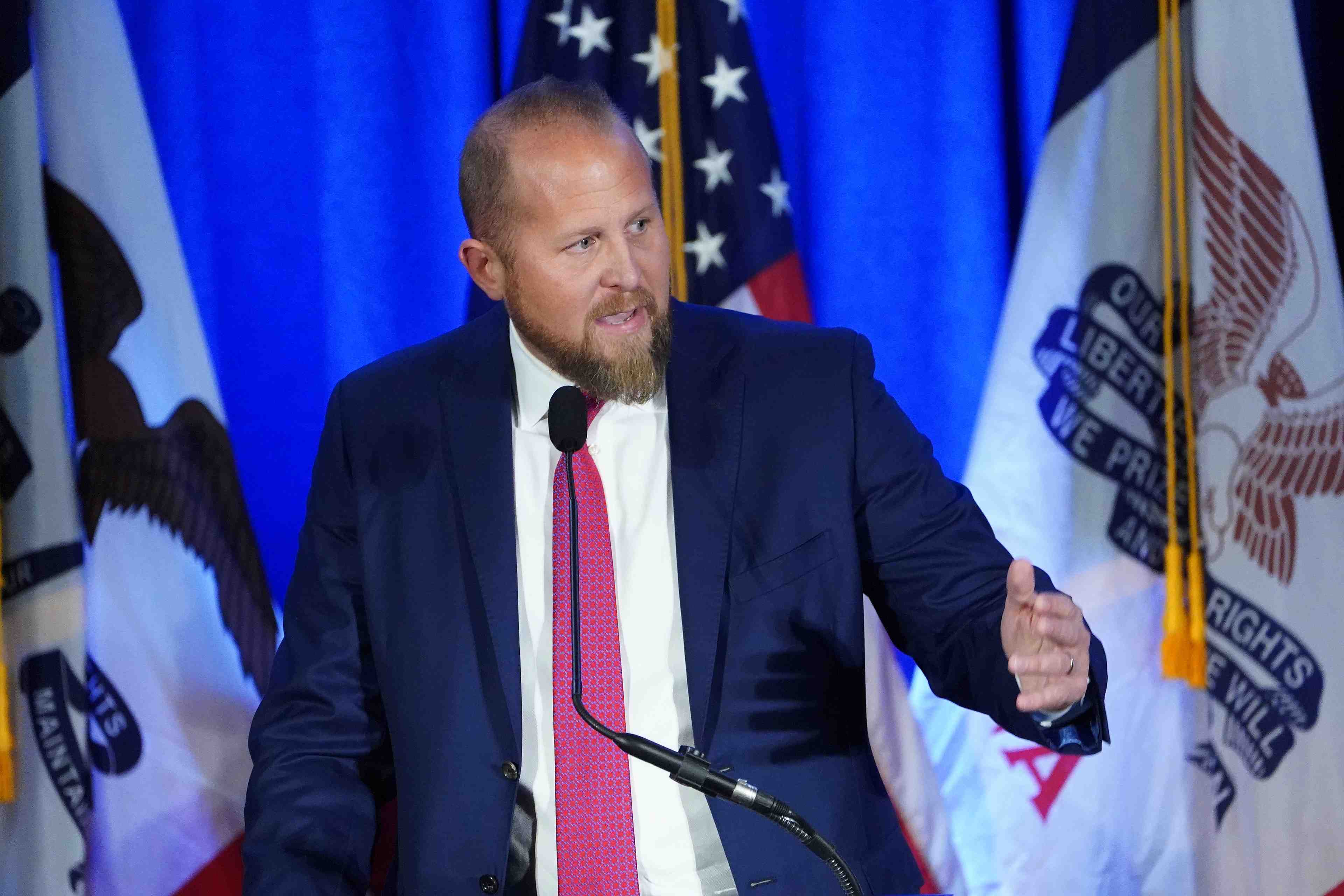 Usa : trump, en baisse dans les sondages, change de directeur de campagne