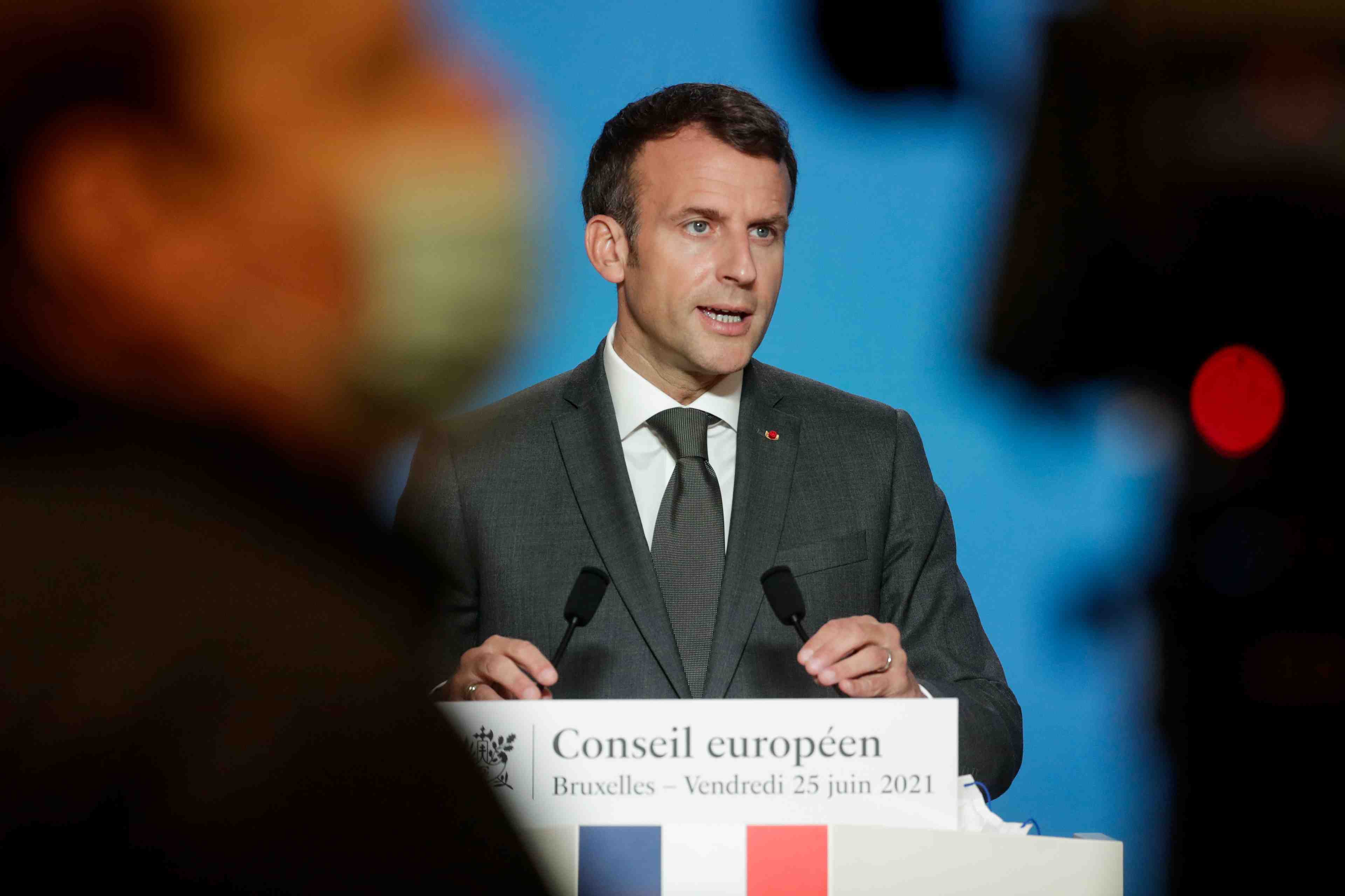 Macron salue l'accord europeen sur une approche "volontariste" face a la russie
