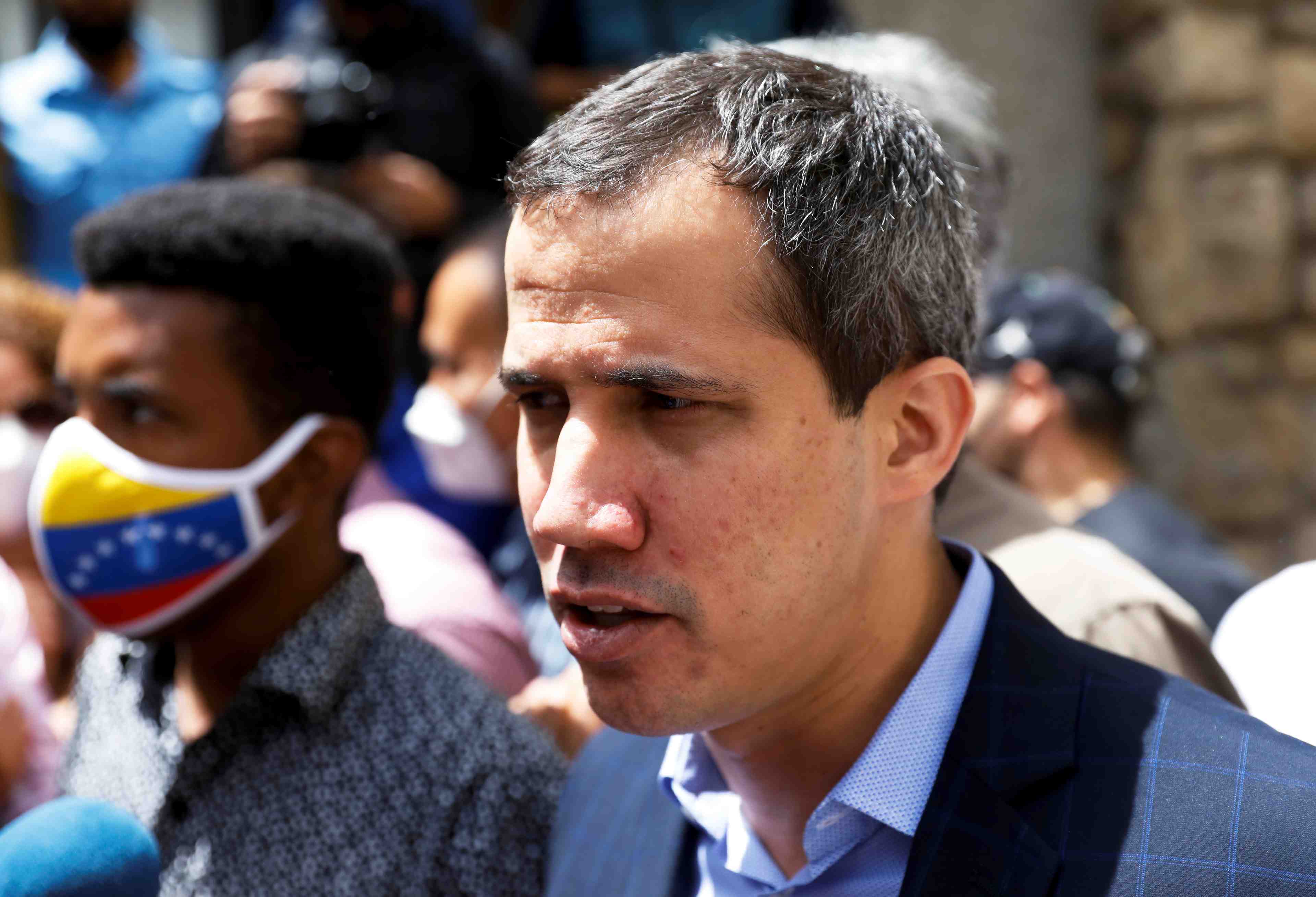 Venezuela: des hommes armes ont "menace" guaido, arrete un de ses allies