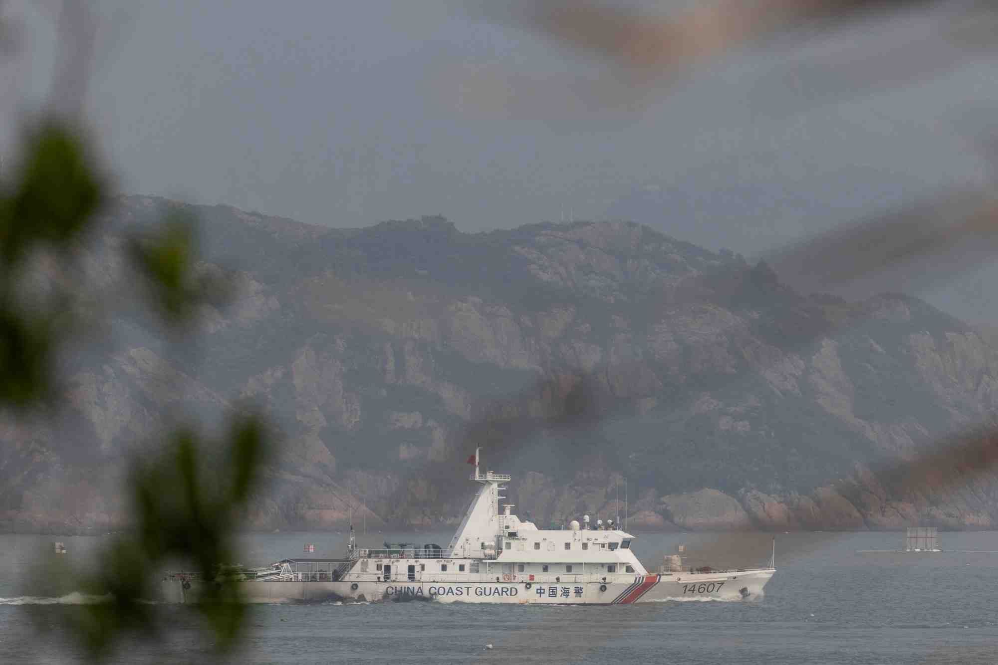 Un navire des garde-cotes chinois navigue lors d'un exercice militaire pres de fuzhou, dans la province de fujian, a proximite des iles matsu controlees par taiwan