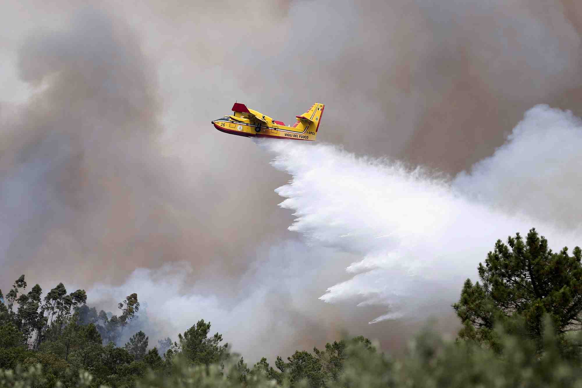 Un avion de lutte contre les incendies, au portugal