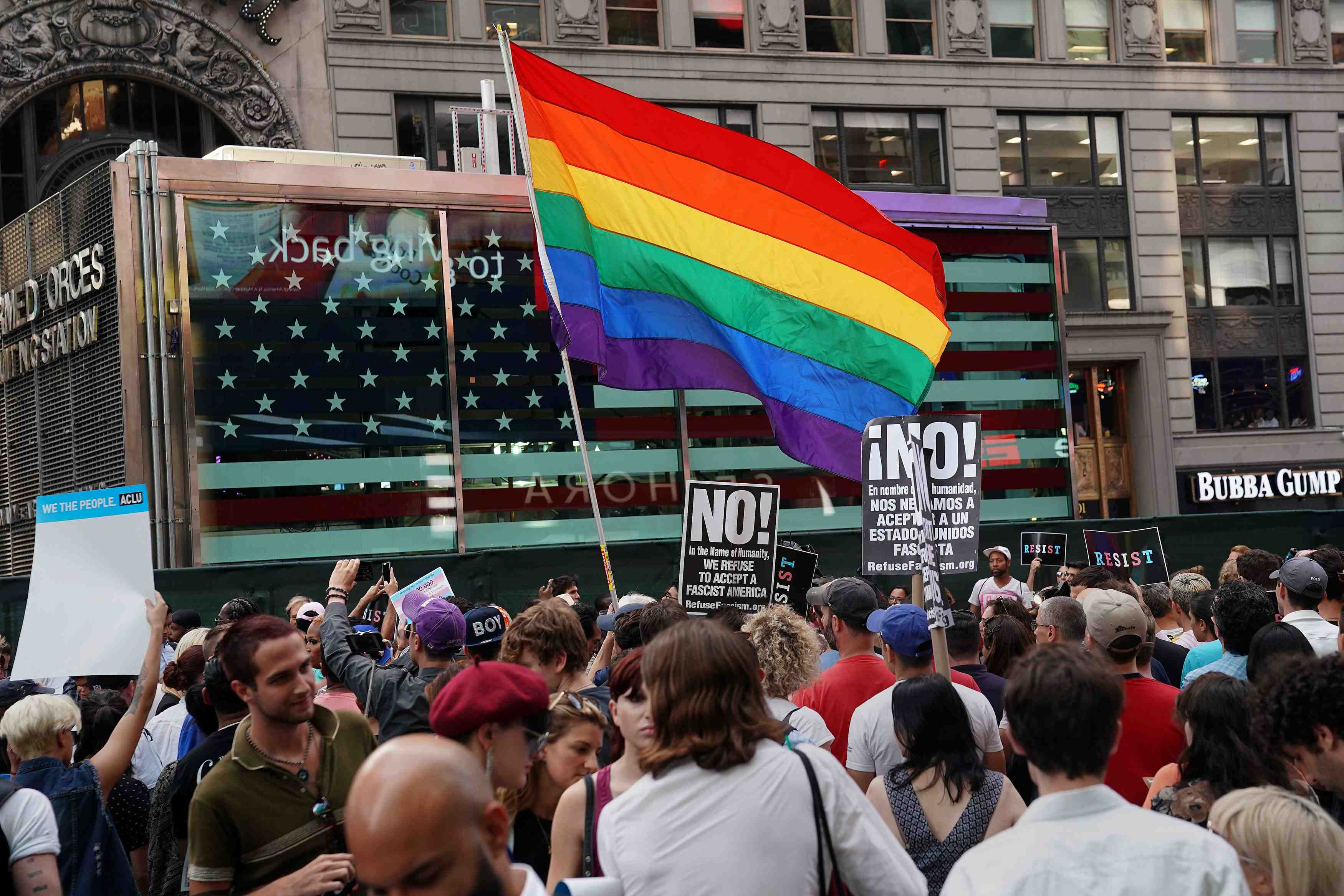 Trump interdit aux personnes transgenres de servir dans l'armee