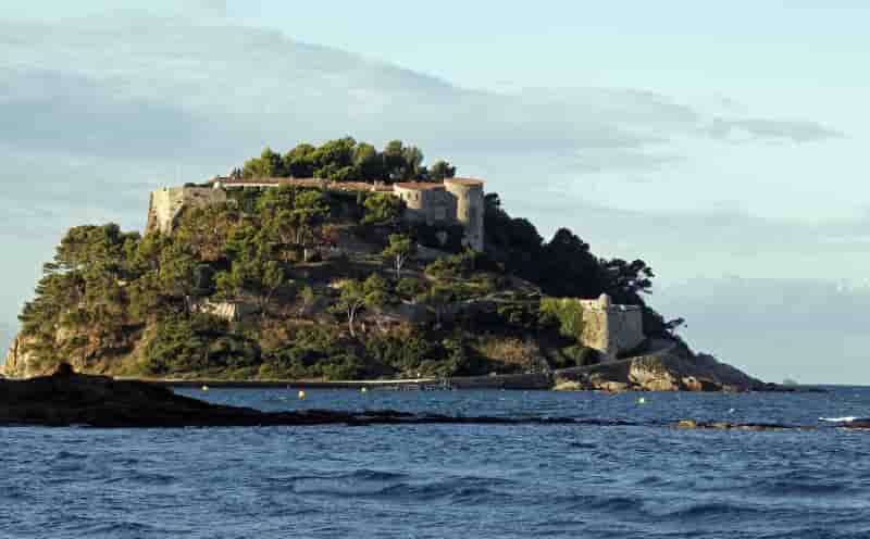 Griveaux justifie l'installation d'une piscine au fort de bregancon