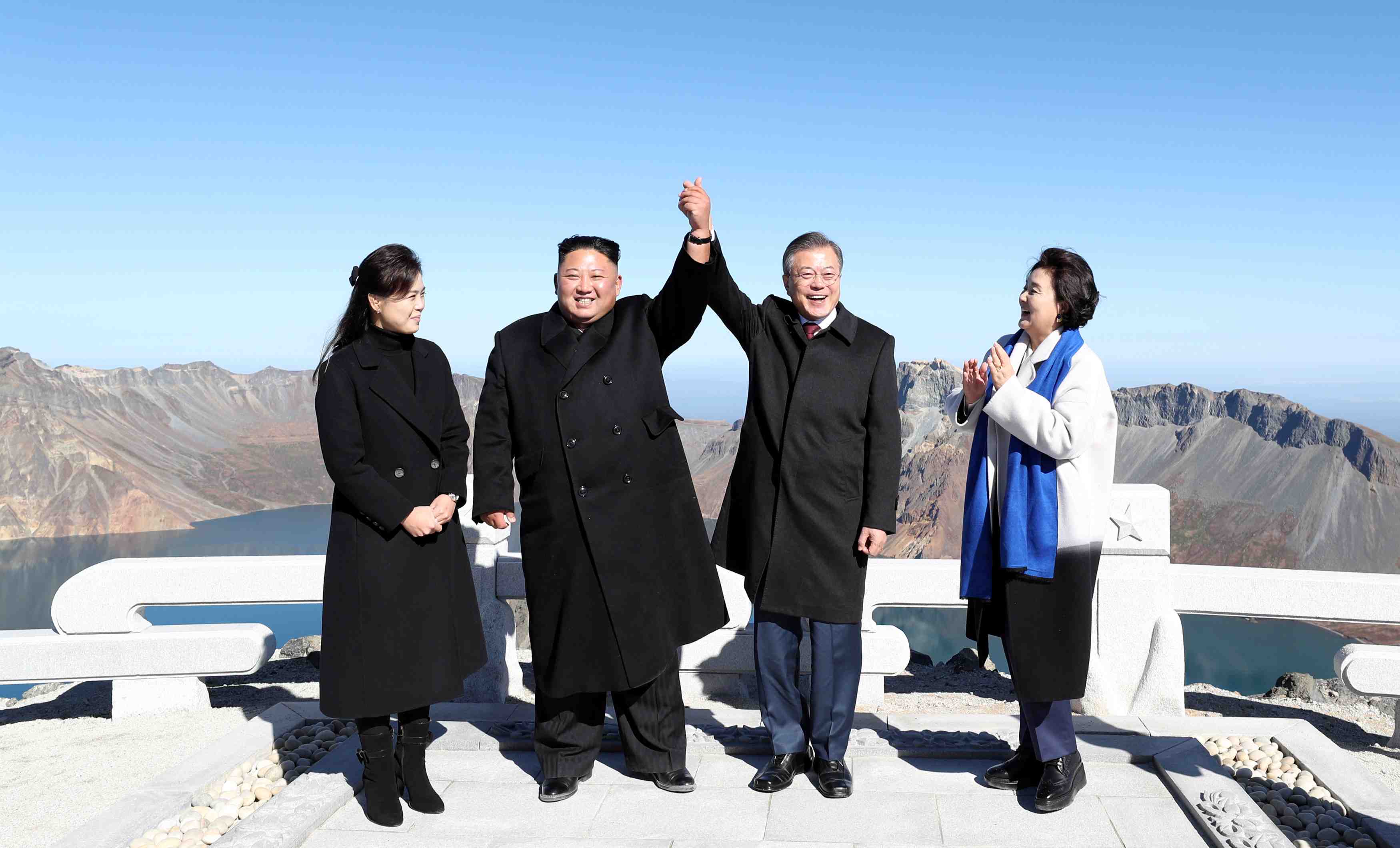 Les dirigeants des deux corees ensemble au mythique mont paektu