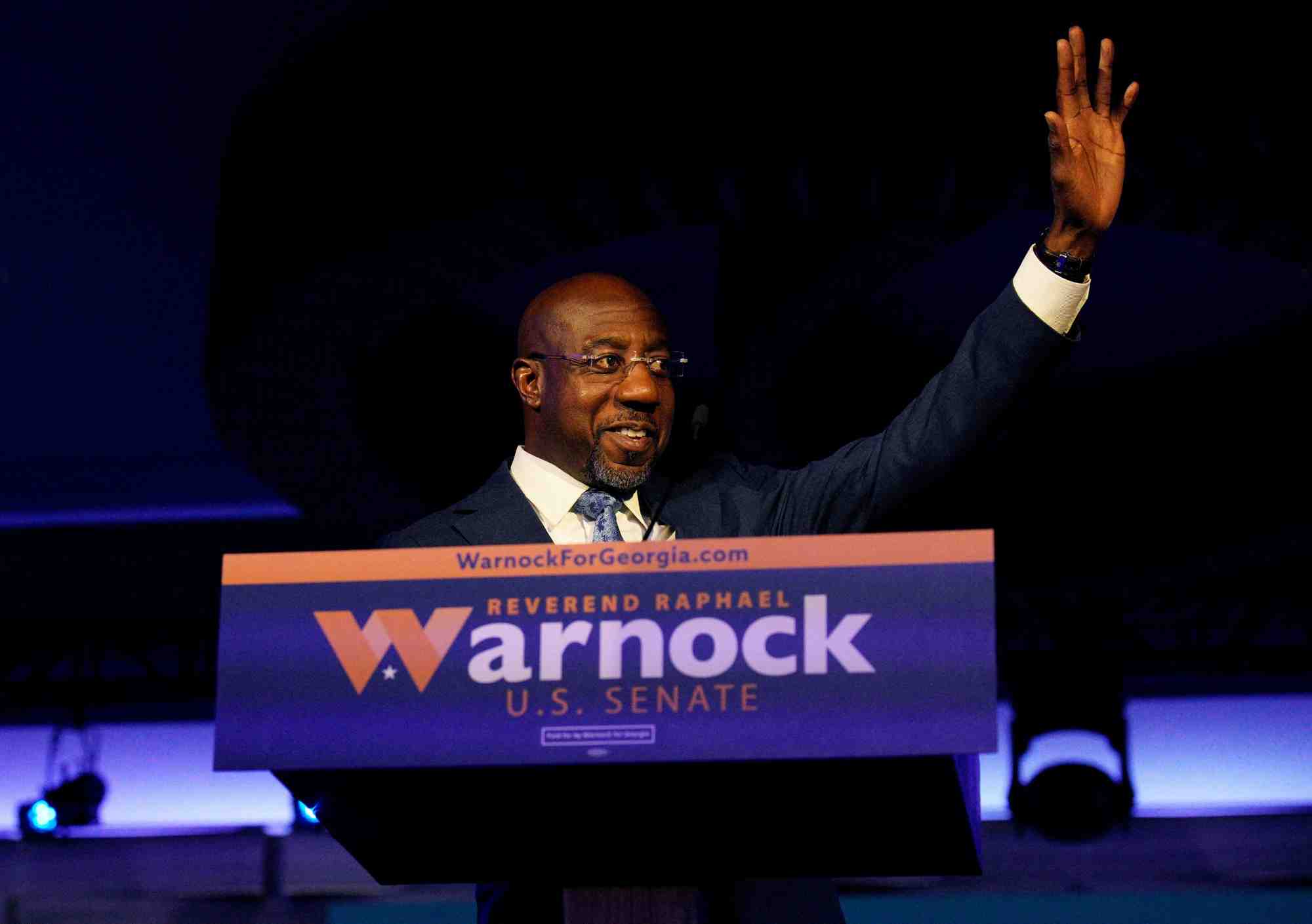 Le senateur democrate sortant, raphael warnock, a atlanta, en georgie, lors des elections de mi-mandat aux etats-unis