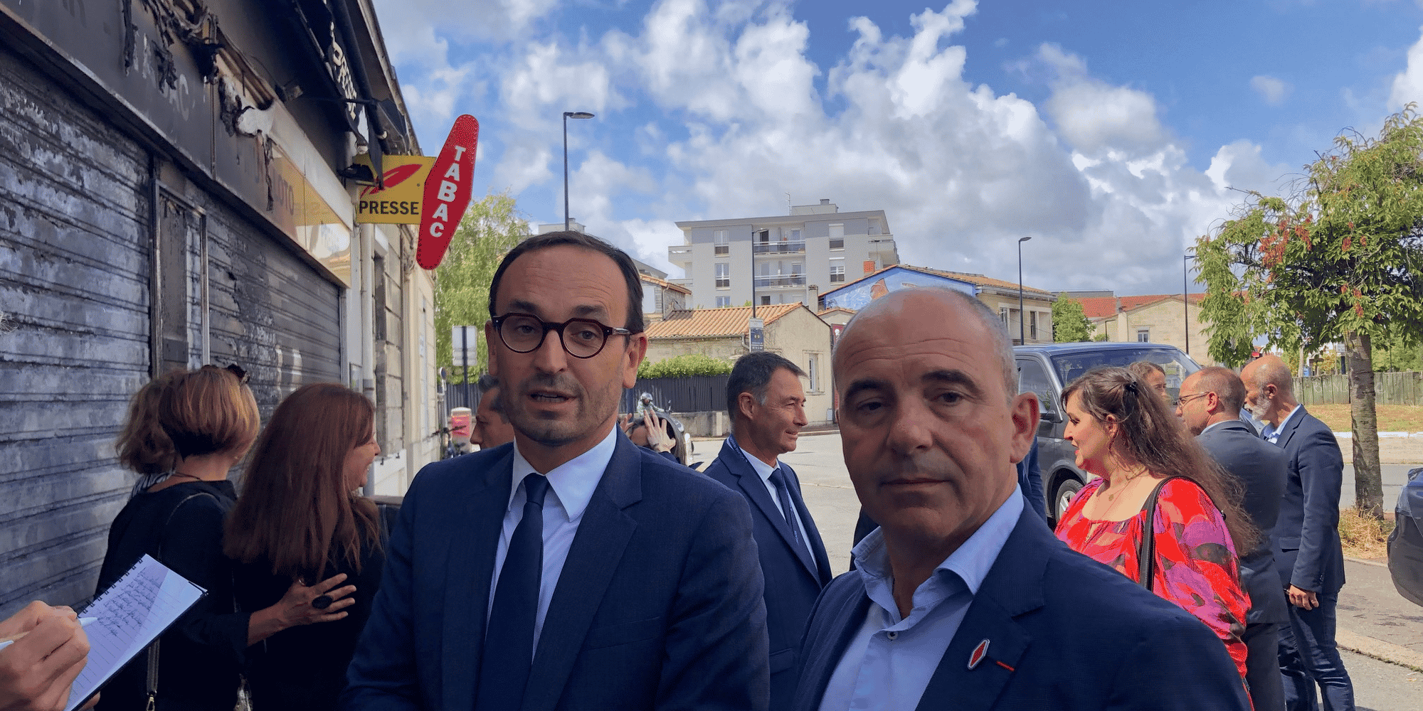 Le ministre délégué aux comptes publics Thomas Cazenave et le président de la Confédération nationale des buralistes Philippe Coy ont rencontré un buraliste qui a dû interrompre son activité suite aux émeutes à Talence (Gironde).