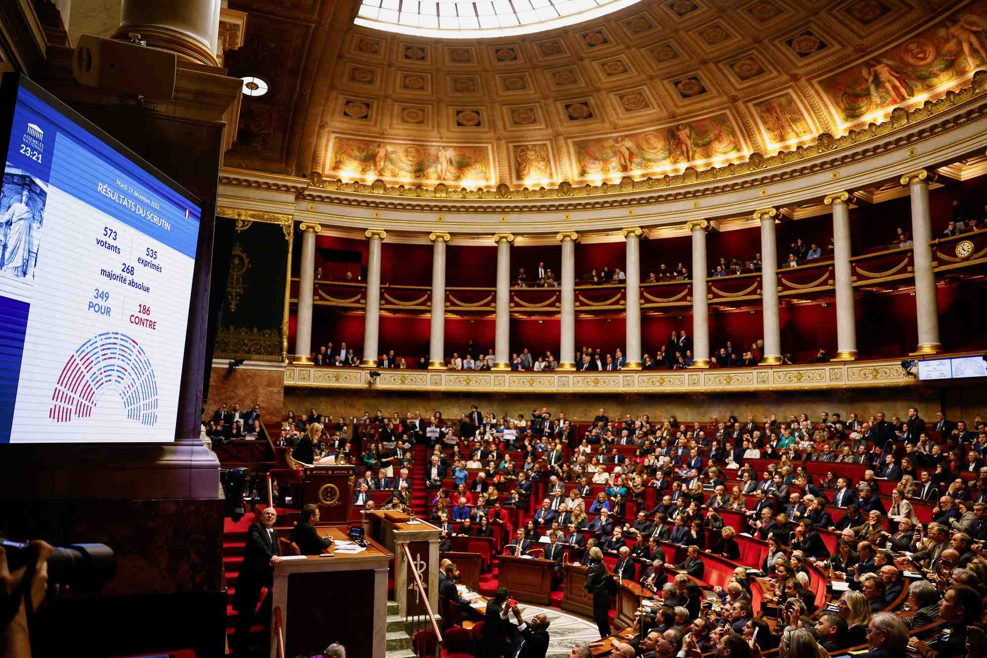 Vote du projet de loi sur l'immigration a l'assemblee nationale a paris