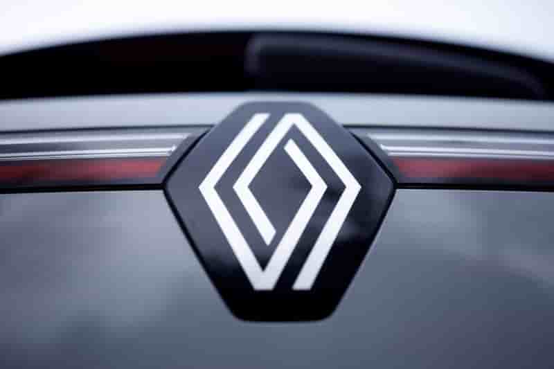 Le logo de renault sur une voiture lors de la presentation des resultats annuels 2022 du constructeur automobile a boulogne-billancourt