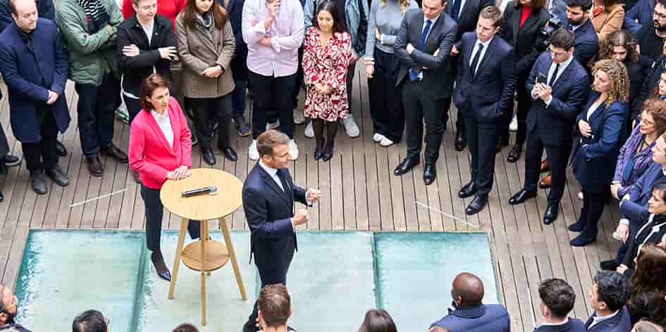 Emmanuel Macron vendredi au siège de campagne de la liste Renaissance-Horizons-MoDem. À ses côtés, Valérie Hayer.