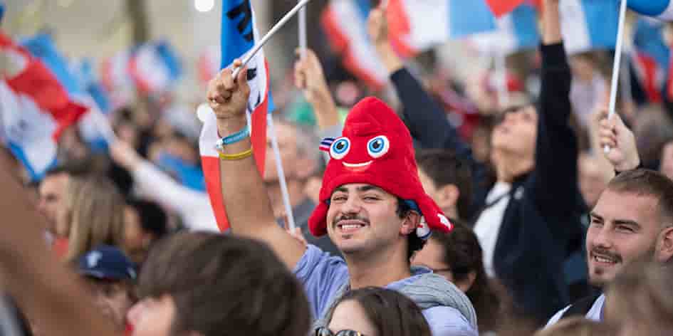 Ambiance lors du défilé des athlètes français ayant participé aux Jeux olympiques et paralympiques de Paris 2024, sur l'avenue des Champs-Élysées à Paris, le 14 septembre 2024.
