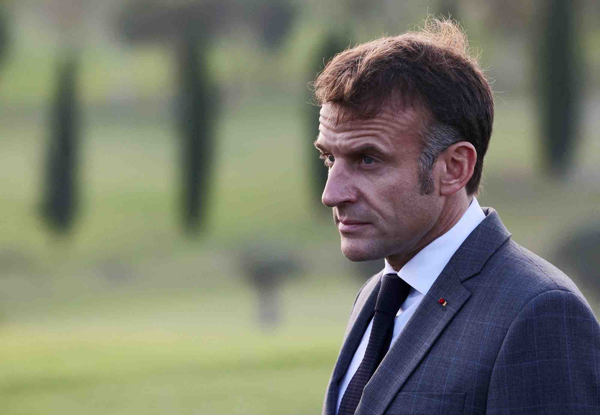 Le president francais emmanuel macron regarde apres une photo de famille le jour du sommet euro-mediterraneen