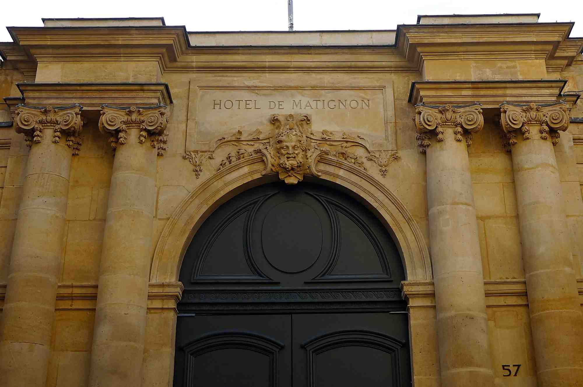 L'entree de l'hotel matignon, la residence officielle du premier ministre francais, a paris