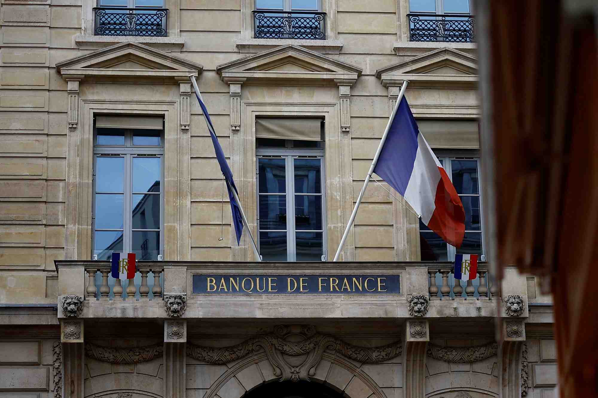 Sur les pas de l'Observatoire des tarifs bancaires, le CCSF se penche sur les frais des produits financiers.