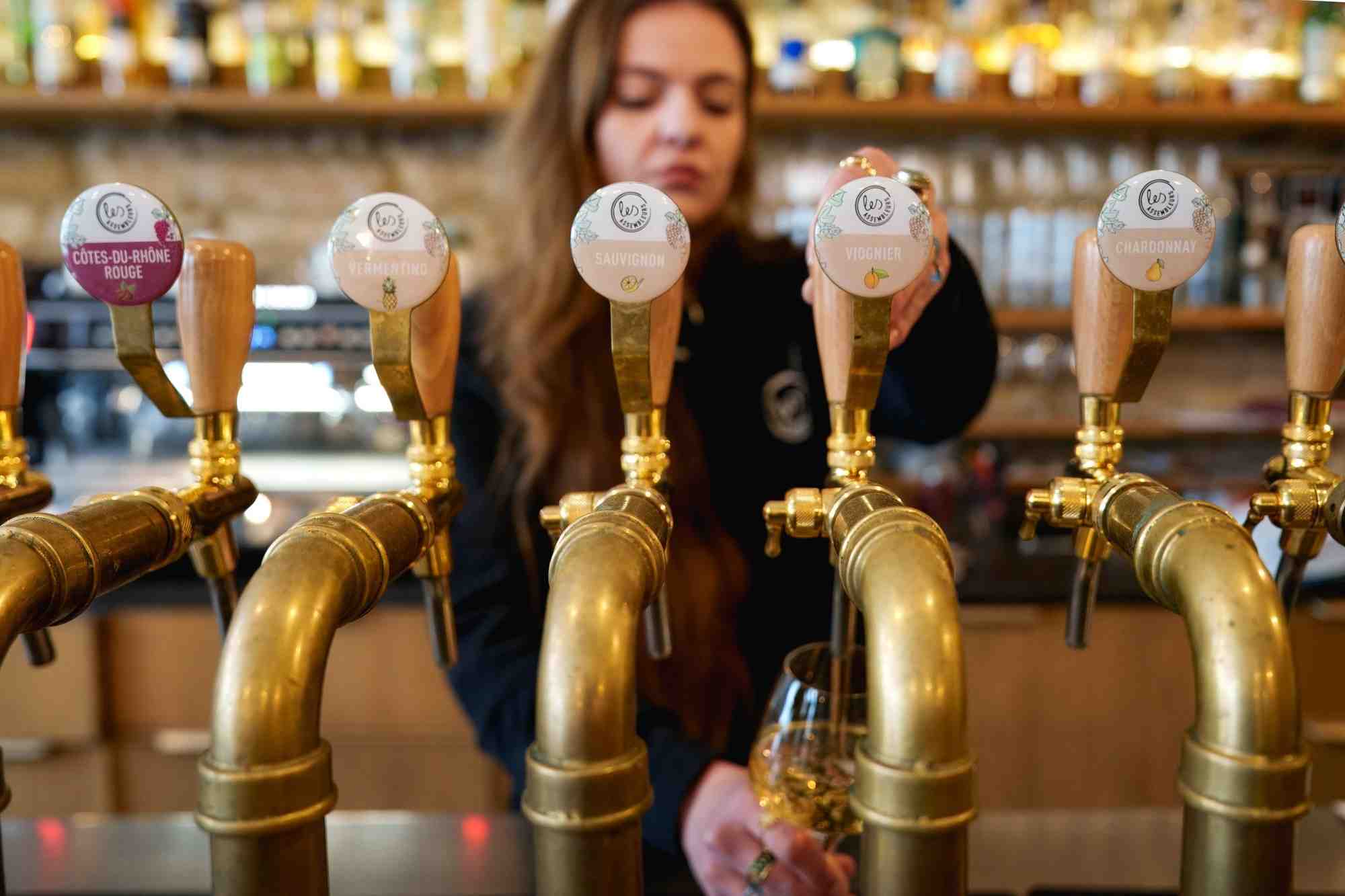 Plusieurs domaines, coopératives et prestataires, à l'instar de la PME lyonnaise Les Assembleurs, misent aujourd'hui sur le vin à la pression, proposé à la tireuse.