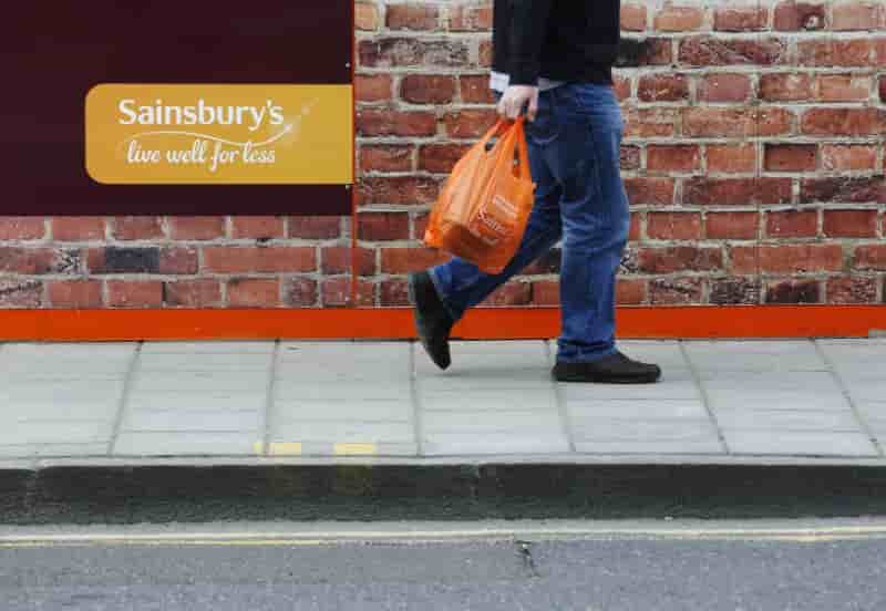 Les ventes de sainsbury's reculent encore