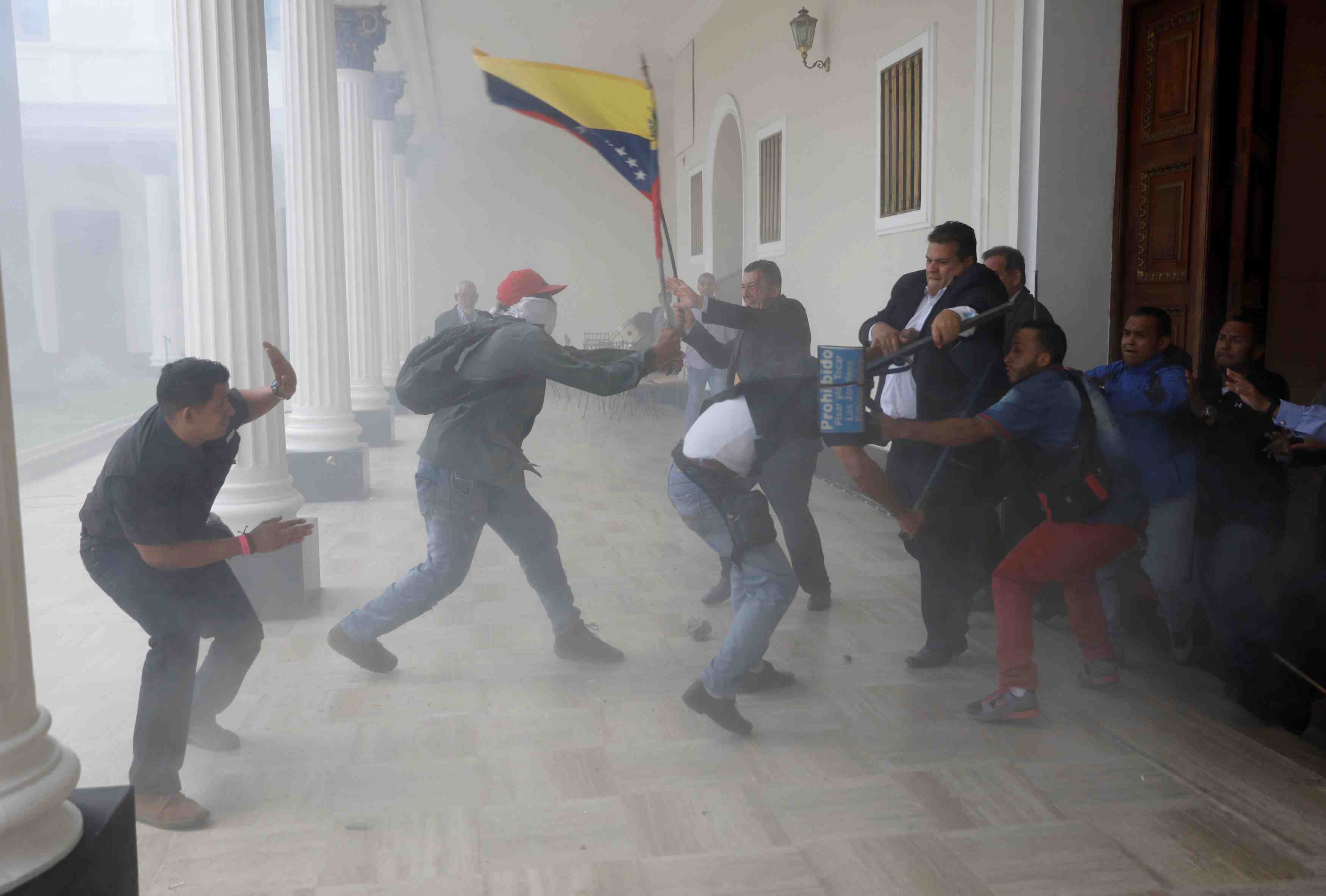 Venezuela: des partisans de maduro agressent des deputes