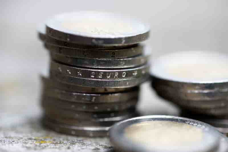 Zone euro: nouvelle deceleration manufacturiere, rebond des services