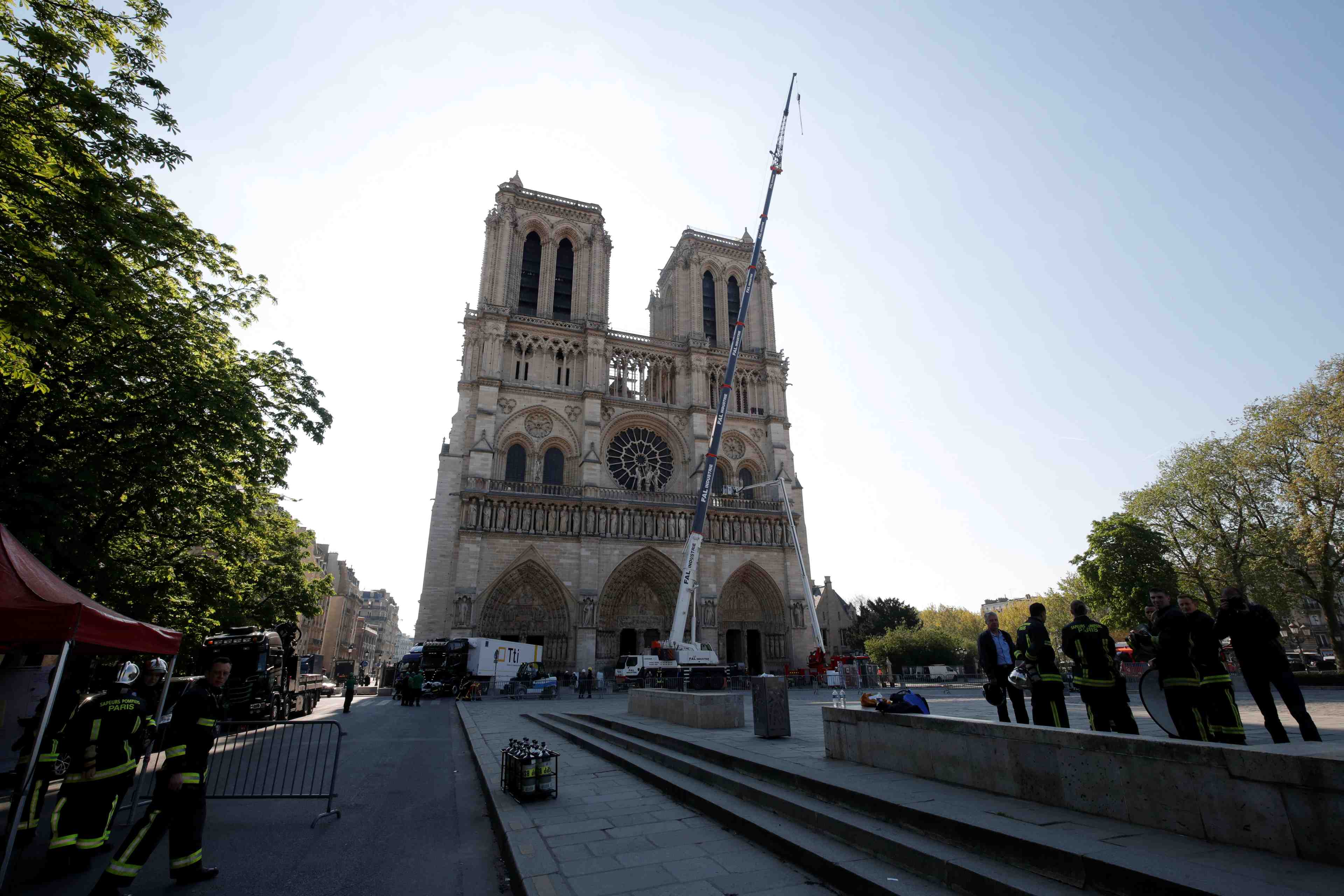 Un immense "parapluie" pour proteger notre-dame