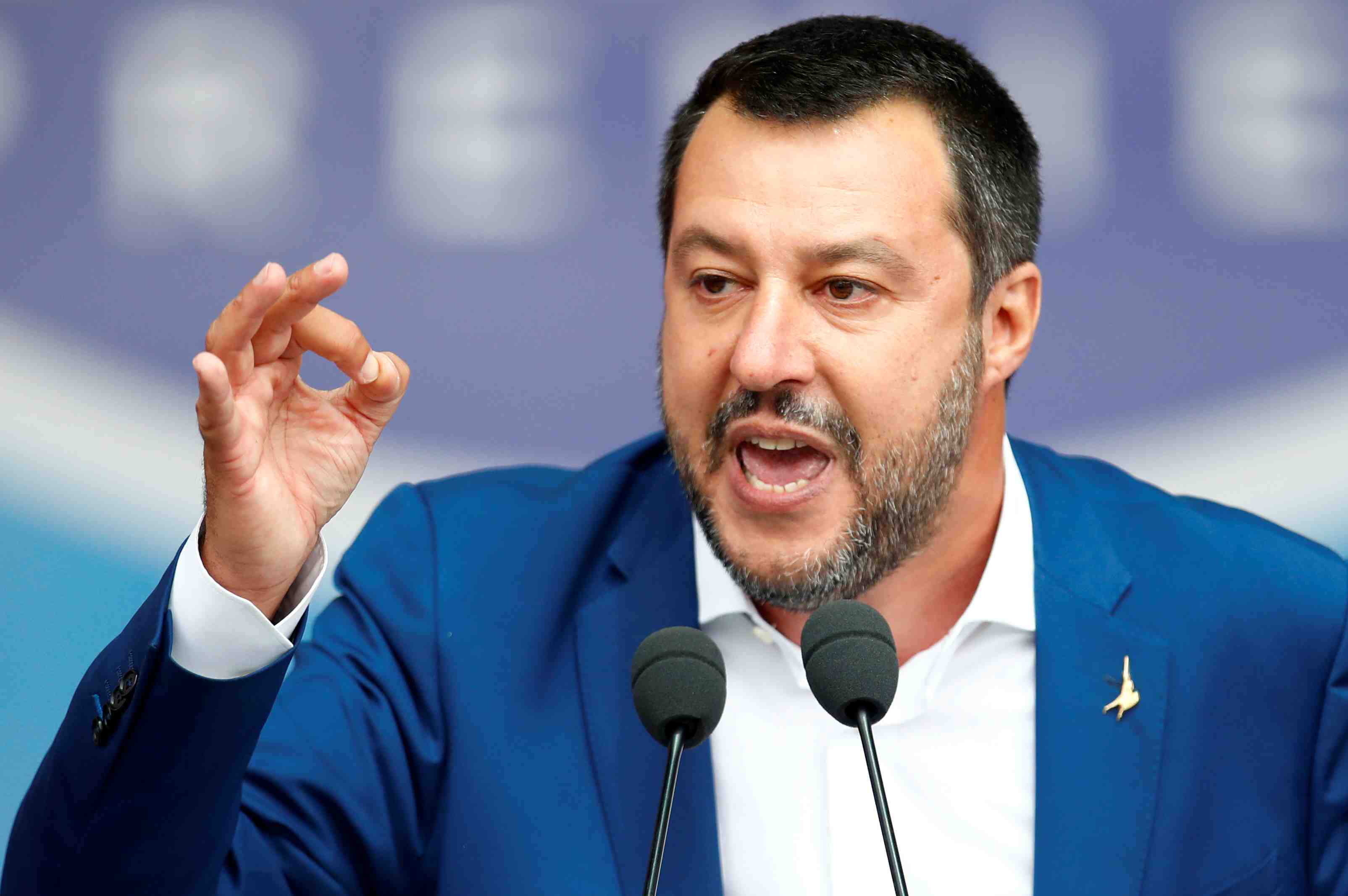 L'extreme droite, avec le pen, affiche son unite a milan