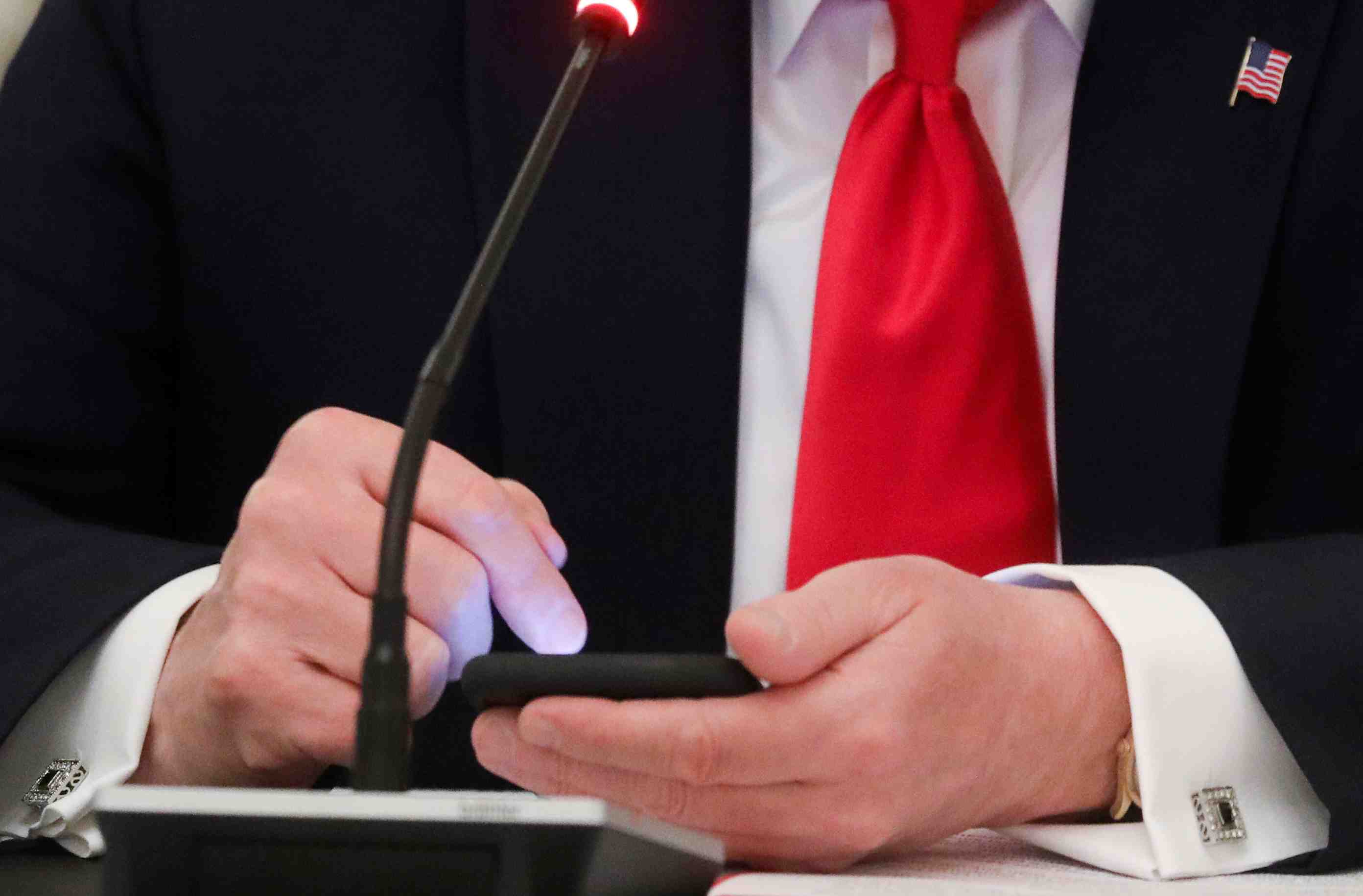 Twitter accole la mention "contenu manipule" a une video de trump