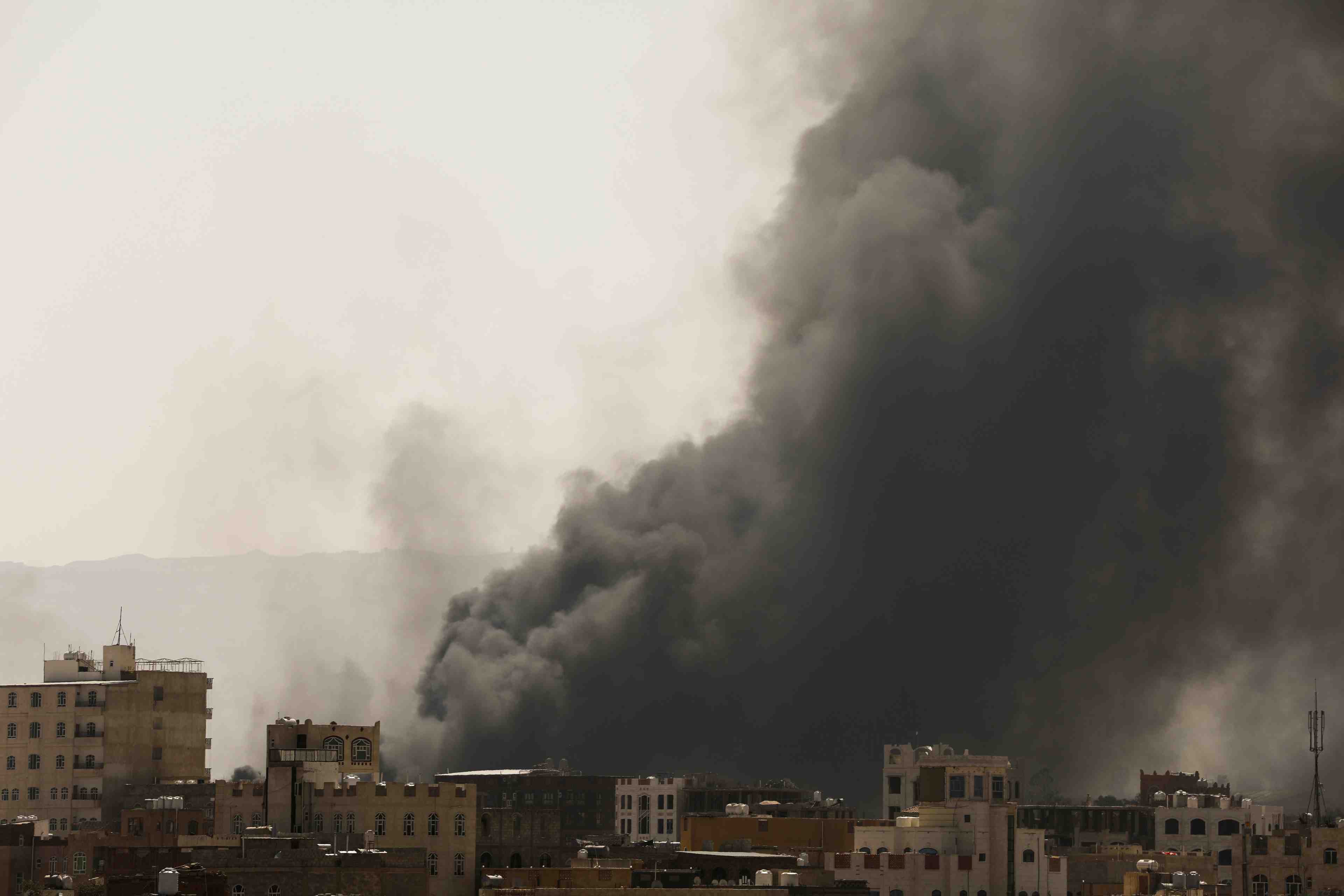 La coalition saoudienne bombarde des sites houthis au yemen