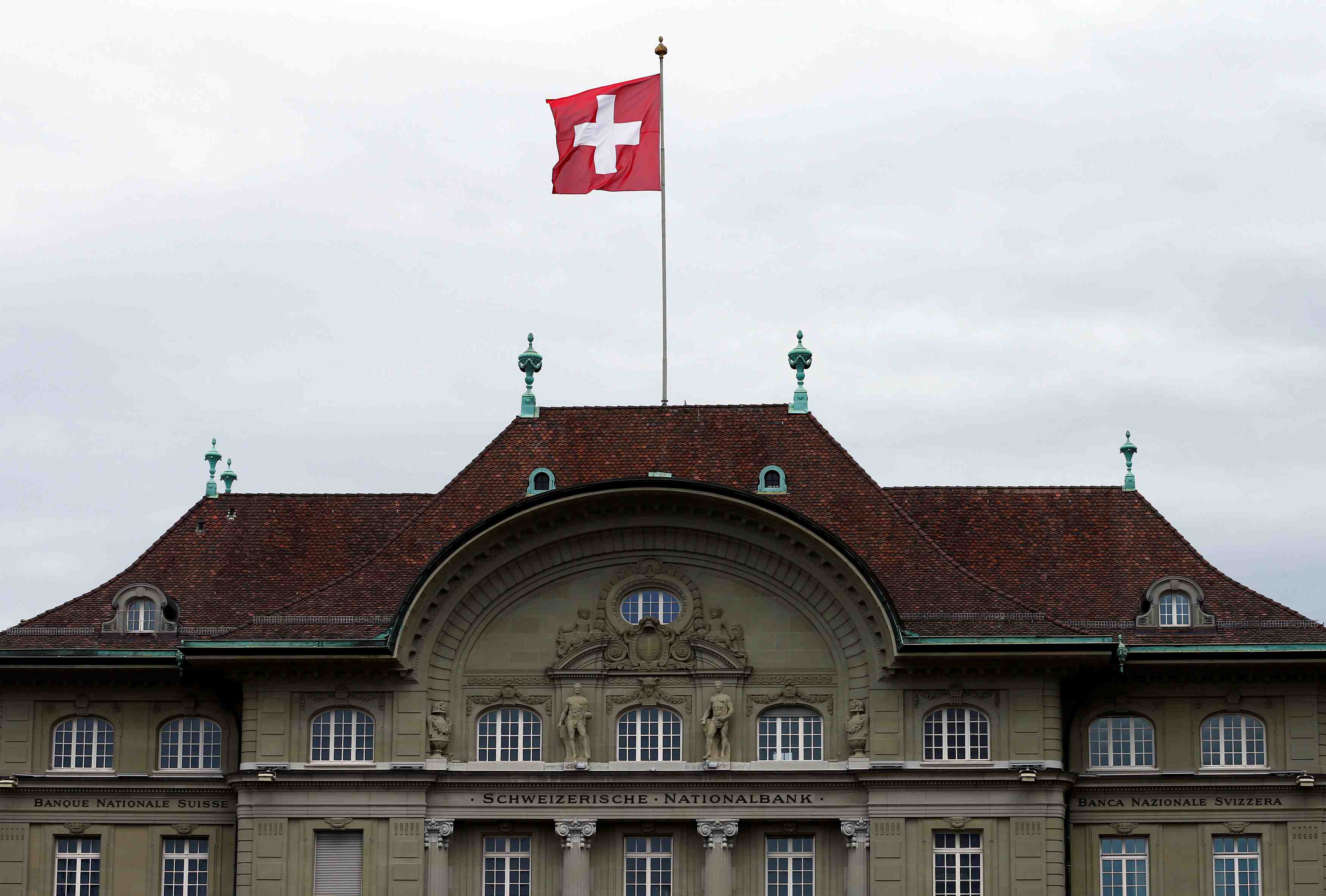 Suisse: la bns abaisse ses previsions et maintient sa politique