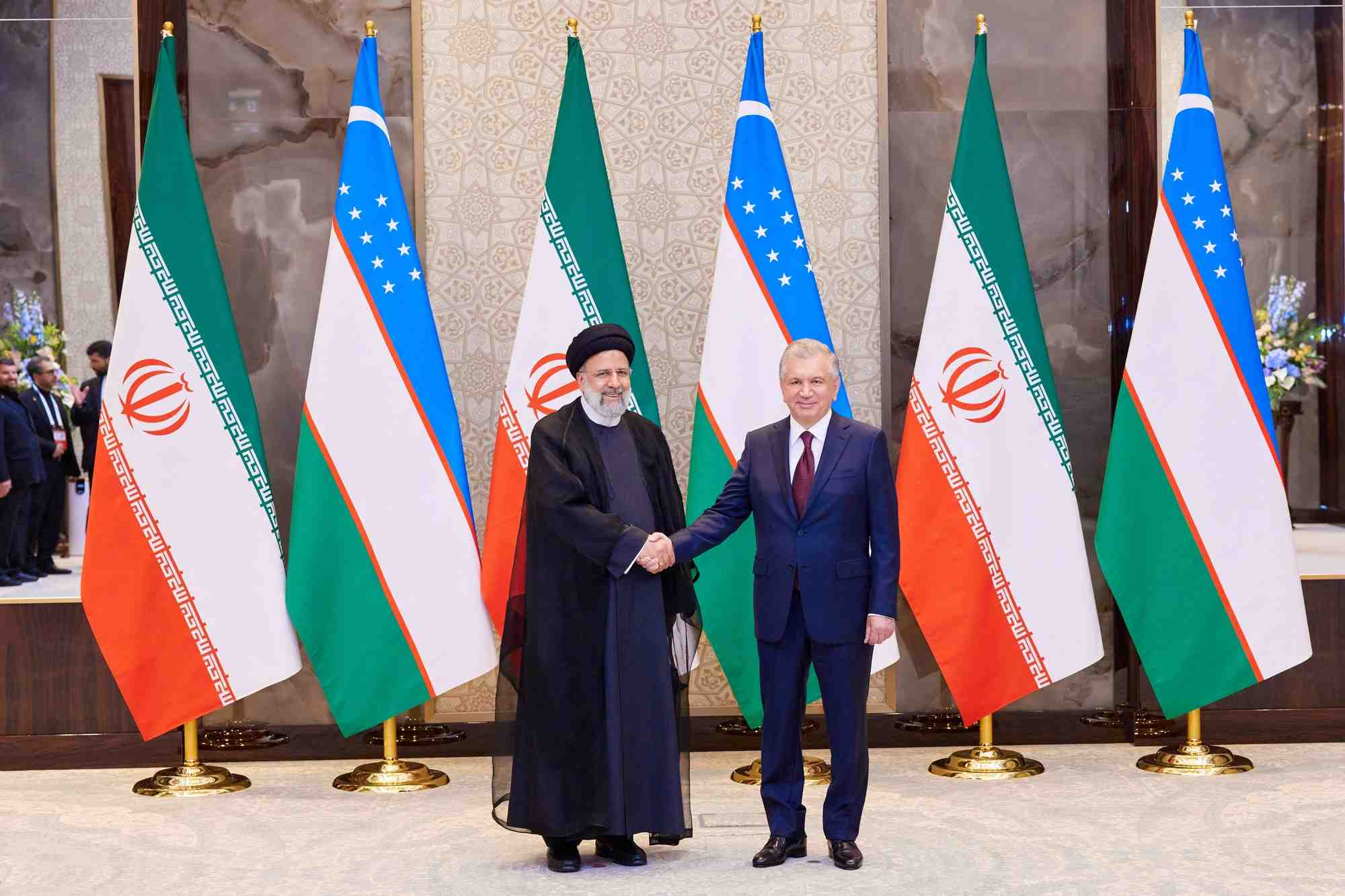 Le president ouzbek shavkat mirziyoyev avec son homologue iranien ebrahim raisi avant le sommet de l'organisation de cooperation de shanghai a samarkand, ouzbekistan