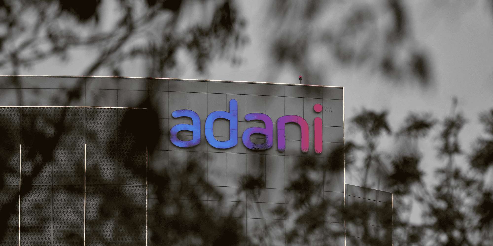 Le logo du groupe adani est visible sur la facade de son siege social a la peripherie d'ahmedabad