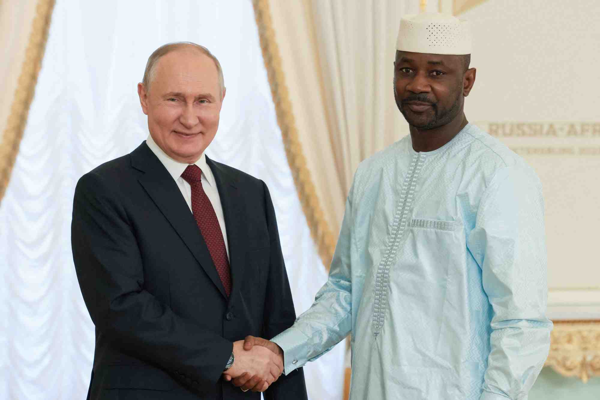 Le president russe vladimir poutine et le president de transition du mali assimi goita