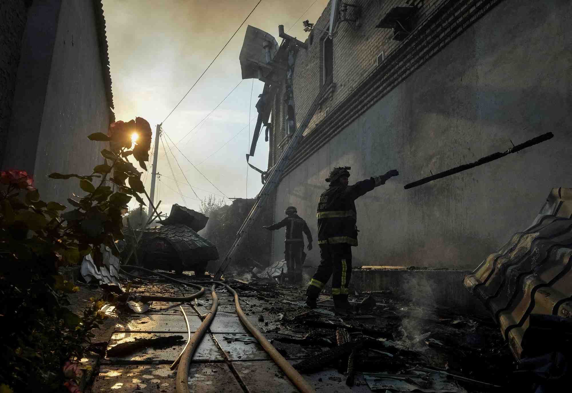 Des sauveteurs travaillent sur le site d'un bombardement a kherson