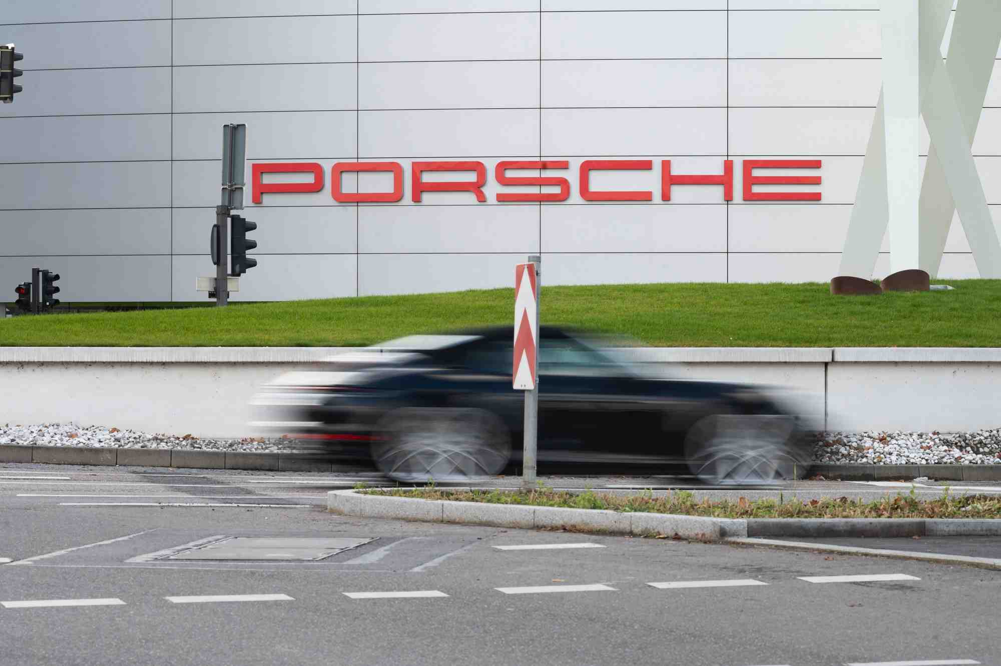 Le directeur général de Porsche pense que la fin des voitures thermiques en 2035 pourrait être retardée.