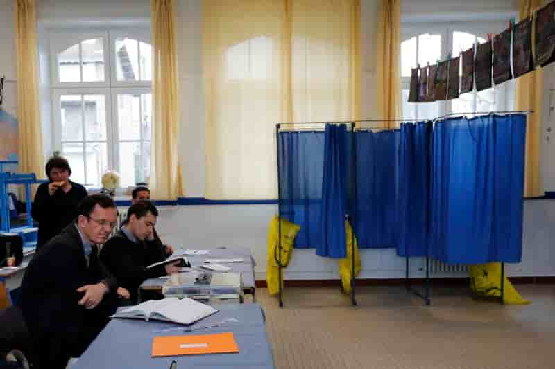 Le PS face au risque d'une "vague bleue" au second tour
